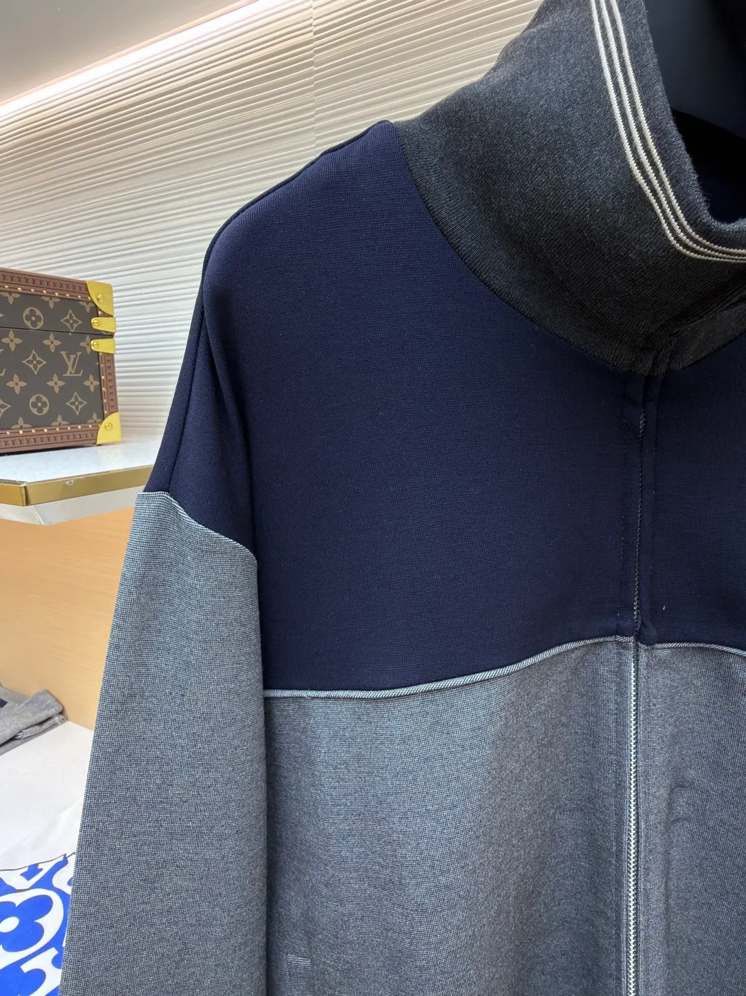 MIUMIU embroidered logo zipper jacket ●Item number: 1682174-B70 ●Material: mercerized wool fabric ●Technology: laser burning ●Color: gray ●Version: fitted version ●Weight: about 990 grams ●Size: S-M-L-XL ●Description: Customized mercerized wool, delicate as silk, warm to the touch When the quiet blue of the deep sea meets the calm gray of the rocks It exudes a sense of high-end and hides restrained aesthetic ideas. It has a neat sports silhouette. The iconic Miu Miu embroidered logo of the same color is embellished on the chest. It is low-key but can hardly hide the identity mark. It is hidden in the public and visible in the mind. The street-style zipper sweatshirt silhouette is disassembled to present an architectural three-dimensional sense of depth. Suit attendance has become the focus of fashion pioneers. Laser burning process is an advanced process that uses laser technology for logo engraving. The laser is projected onto the surface of the material, causing the material to be locally and rapidly heated to melt to form the Miu Miu logo. The position and shape can be precisely controlled. Adopt imported machine embroidery technology, use advanced computer control systems and precision mechanical components to achieve Miu Miu logo embroidery operations with high precision. The lines are smooth and delicate, and the fabrics have been sand-washed. The texture is better, not easy to deform, not easy to shrink, not easy to fade, and maintains long-term beauty. The overall wiring is straight and delicate, the fabric is comfortable and soft, and the color is consistent without color difference. It can be matched with the same style to create a fashionable look and control various occasions. Customized accessories, complete with three standards, same style for men and women!