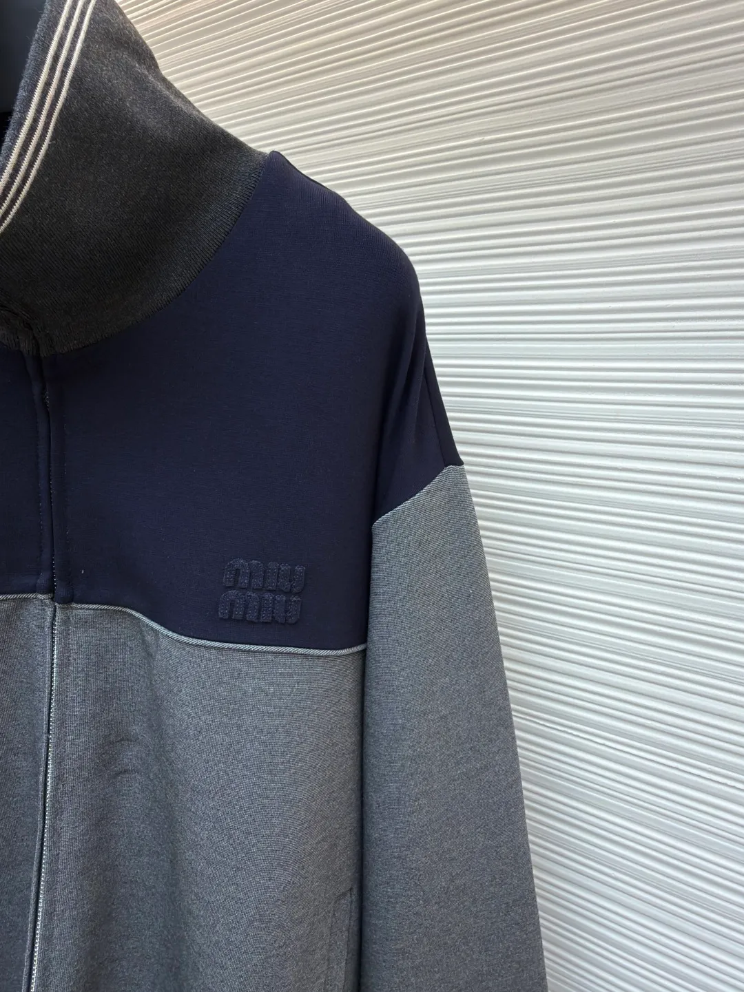 MIUMIU embroidered logo zipper jacket ●Item number: 1682174-B70 ●Material: mercerized wool fabric ●Technology: laser burning ●Color: gray ●Version: fitted version ●Weight: about 990 grams ●Size: S-M-L-XL ●Description: Customized mercerized wool, delicate as silk, warm to the touch When the quiet blue of the deep sea meets the calm gray of the rocks It exudes a sense of high-end and hides restrained aesthetic ideas. It has a neat sports silhouette. The iconic Miu Miu embroidered logo of the same color is embellished on the chest. It is low-key but can hardly hide the identity mark. It is hidden in the public and visible in the mind. The street-style zipper sweatshirt silhouette is disassembled to present an architectural three-dimensional sense of depth. Suit attendance has become the focus of fashion pioneers. Laser burning process is an advanced process that uses laser technology for logo engraving. The laser is projected onto the surface of the material, causing the material to be locally and rapidly heated to melt to form the Miu Miu logo. The position and shape can be precisely controlled. Adopt imported machine embroidery technology, use advanced computer control systems and precision mechanical components to achieve Miu Miu logo embroidery operations with high precision. The lines are smooth and delicate, and the fabrics have been sand-washed. The texture is better, not easy to deform, not easy to shrink, not easy to fade, and maintains long-term beauty. The overall wiring is straight and delicate, the fabric is comfortable and soft, and the color is consistent without color difference. It can be matched with the same style to create a fashionable look and control various occasions. Customized accessories, complete with three standards, same style for men and women!