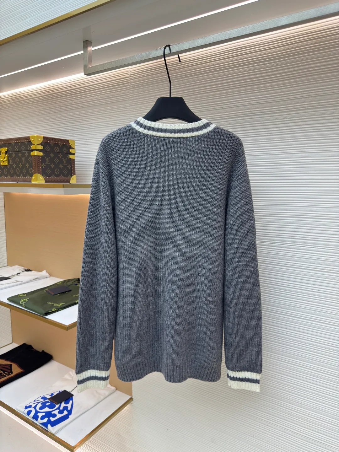 MIUMIU V-neck knitted sweater ●Authentic product: purchased and developed for 9499 ●Item number: 1680606-A95 ●Fabric: wool blended fabric ●Technology: knitted production ●Version: loose version ●Weight: about 680 grams ●Size: S-M-L ●Description: miumiu24ss gray and white striped cardigan Real shot of the original purchase 2.6w using model 3.5.7 imported Stoll flat knitting machine The whole body is ingot tissue. The cuffs and door towels are sandwiched in color. The contrast stitching is more eye-catching. The fabric uses imported cashmere blended yarn. It has good elasticity, anti-pilling and good warmth. There are pockets on the front. The front collar is a classic V-neck cardigan design. Customized matte buttons. Customized accessories. The overall routing is straight and delicate, the fabric is comfortable and soft, and the color is consistent without color difference. It can be matched with the same style to create a fashionable look and control various occasions. Customized accessories, complete three labels, the same style for men and women!