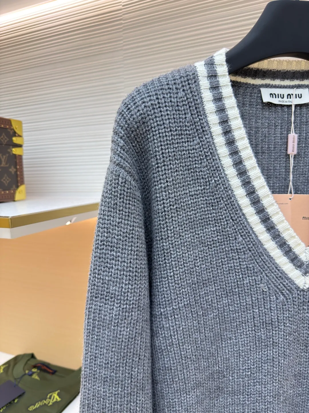 MIUMIU V-neck knitted sweater ●Authentic product: purchased and developed for 9499 ●Item number: 1680606-A95 ●Fabric: wool blended fabric ●Technology: knitted production ●Version: loose version ●Weight: about 680 grams ●Size: S-M-L ●Description: miumiu24ss gray and white striped cardigan Real shot of the original purchase 2.6w using model 3.5.7 imported Stoll flat knitting machine The whole body is ingot tissue. The cuffs and door towels are sandwiched in color. The contrast stitching is more eye-catching. The fabric uses imported cashmere blended yarn. It has good elasticity, anti-pilling and good warmth. There are pockets on the front. The front collar is a classic V-neck cardigan design. Customized matte buttons. Customized accessories. The overall routing is straight and delicate, the fabric is comfortable and soft, and the color is consistent without color difference. It can be matched with the same style to create a fashionable look and control various occasions. Customized accessories, complete three labels, the same style for men and women!