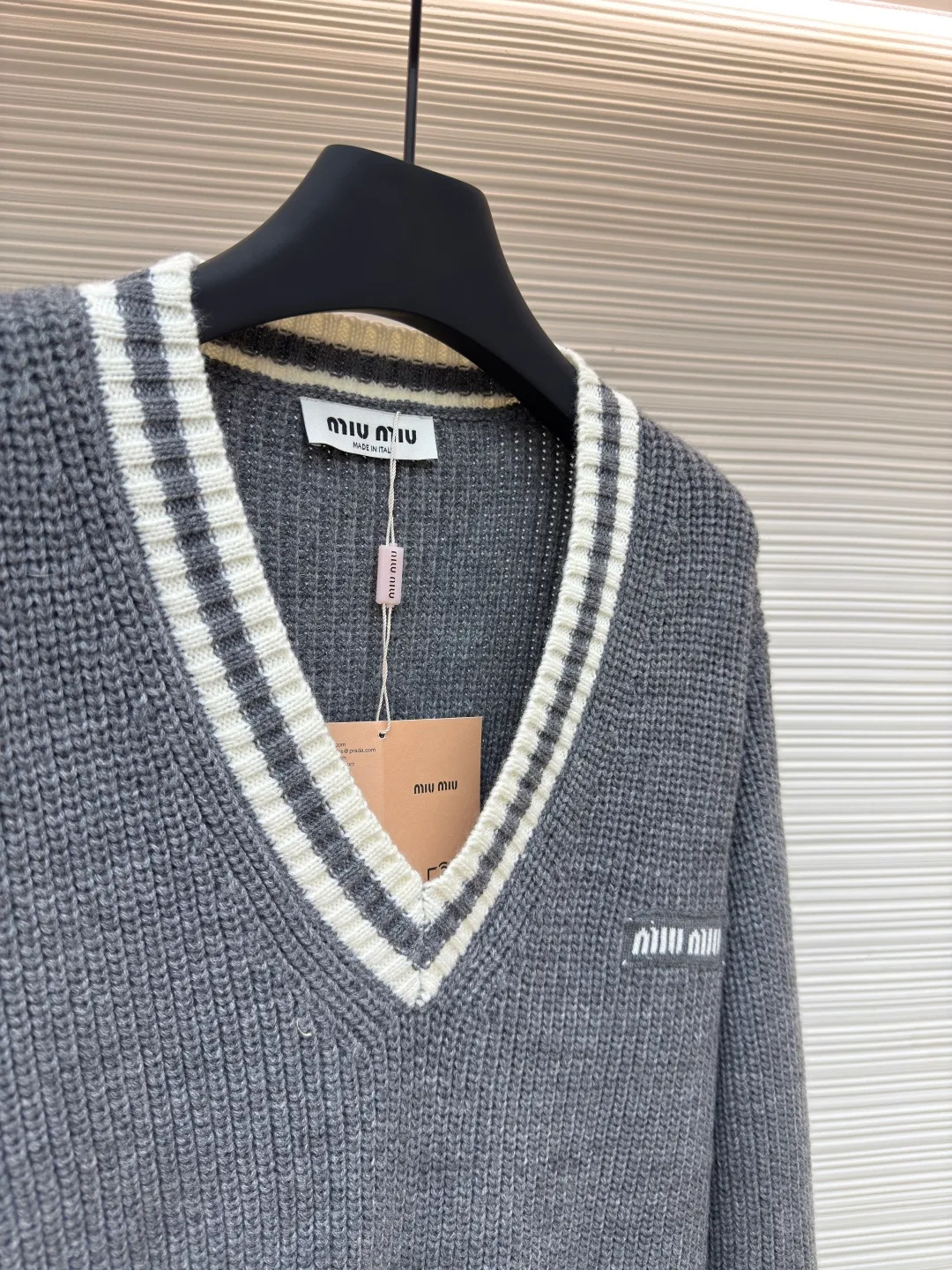 MIUMIU V-neck knitted sweater ●Authentic product: purchased and developed for 9499 ●Item number: 1680606-A95 ●Fabric: wool blended fabric ●Technology: knitted production ●Version: loose version ●Weight: about 680 grams ●Size: S-M-L ●Description: miumiu24ss gray and white striped cardigan Real shot of the original purchase 2.6w using model 3.5.7 imported Stoll flat knitting machine The whole body is ingot tissue. The cuffs and door towels are sandwiched in color. The contrast stitching is more eye-catching. The fabric uses imported cashmere blended yarn. It has good elasticity, anti-pilling and good warmth. There are pockets on the front. The front collar is a classic V-neck cardigan design. Customized matte buttons. Customized accessories. The overall routing is straight and delicate, the fabric is comfortable and soft, and the color is consistent without color difference. It can be matched with the same style to create a fashionable look and control various occasions. Customized accessories, complete three labels, the same style for men and women!