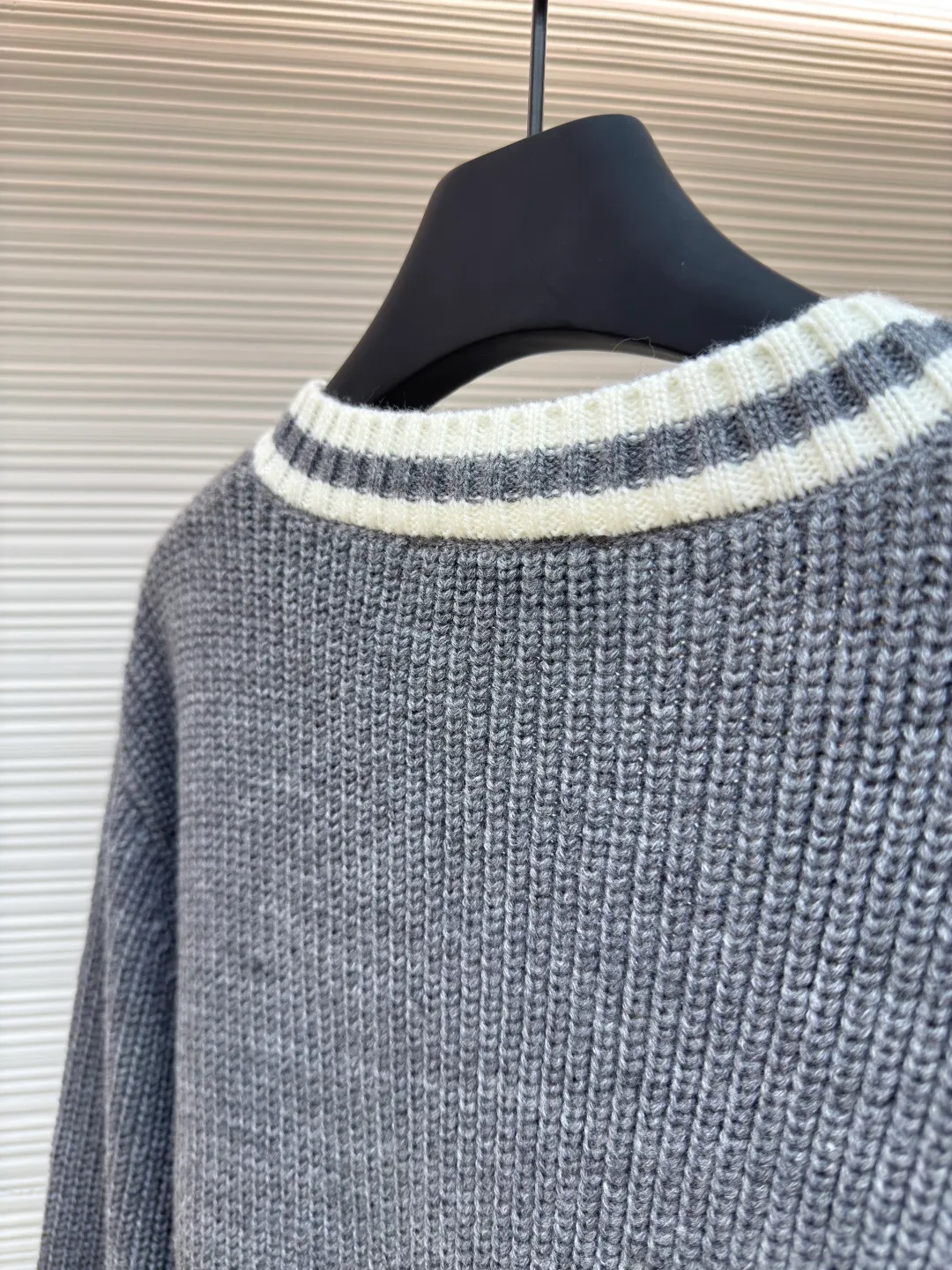 MIUMIU V-neck knitted sweater ●Authentic product: purchased and developed for 9499 ●Item number: 1680606-A95 ●Fabric: wool blended fabric ●Technology: knitted production ●Version: loose version ●Weight: about 680 grams ●Size: S-M-L ●Description: miumiu24ss gray and white striped cardigan Real shot of the original purchase 2.6w using model 3.5.7 imported Stoll flat knitting machine The whole body is ingot tissue. The cuffs and door towels are sandwiched in color. The contrast stitching is more eye-catching. The fabric uses imported cashmere blended yarn. It has good elasticity, anti-pilling and good warmth. There are pockets on the front. The front collar is a classic V-neck cardigan design. Customized matte buttons. Customized accessories. The overall routing is straight and delicate, the fabric is comfortable and soft, and the color is consistent without color difference. It can be matched with the same style to create a fashionable look and control various occasions. Customized accessories, complete three labels, the same style for men and women!