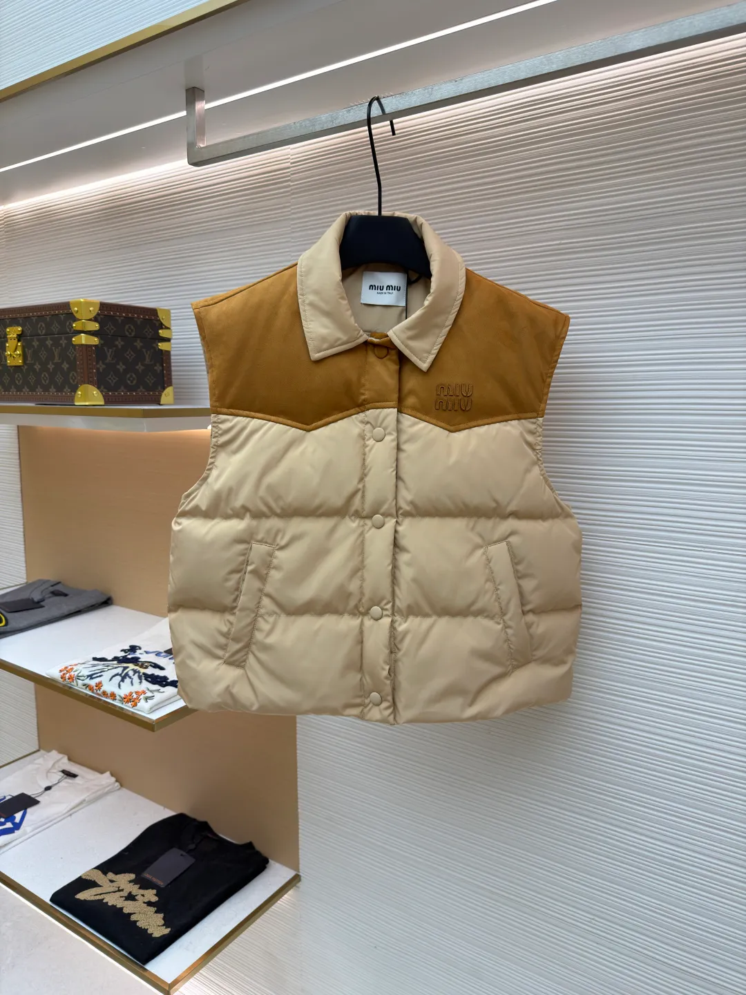 MIUMIU flocked stitching lapel vest ●Original version: Purchased and developed by 26615 ●Item number: 1681922-B50 ●Fabric: white duck down fabric ●Technology: embossed flocking ●Color: Khaki ●Version: Fitted version ●Weight: about 505 grams ●Size: S-M-L ●Description: This style is Miu Miu-style patchwork vest uses collision splicing technology: the main body is made of high-density matte nylon fabric, which is wind-resistant and anti-sand velvet; the collar and chest area are spliced with fine suede, and the texture contrast is enhanced by diagonal stitching. The filling is made of high-fill white duck down, and the segmented down filling process ensures an even amount of down in each grid, with a fill power of 600+; the placket is designed with metal snaps and a built-in concealed buckle for double temperature locking. The "MIU MIU" logo on the front chest adopts embossed flocking technology, which has a three-dimensional touch and is not easy to fall off; the cuffs and hem are elasticized to fit the body shape. The overall stitching uses anti-drilling velvet hemming needles, and the pockets are obliquely inserted invisible pockets, taking into account both beauty and practicality. It is a fashionable style that is lightweight and warm in autumn and winter. The overall wiring is straight and delicate, the fabric is comfortable and soft, and the color is consistent without color difference. It can be matched with the same style to create a fashionable look and control various occasions. Customized accessories, complete with three standards, same style for men and women!