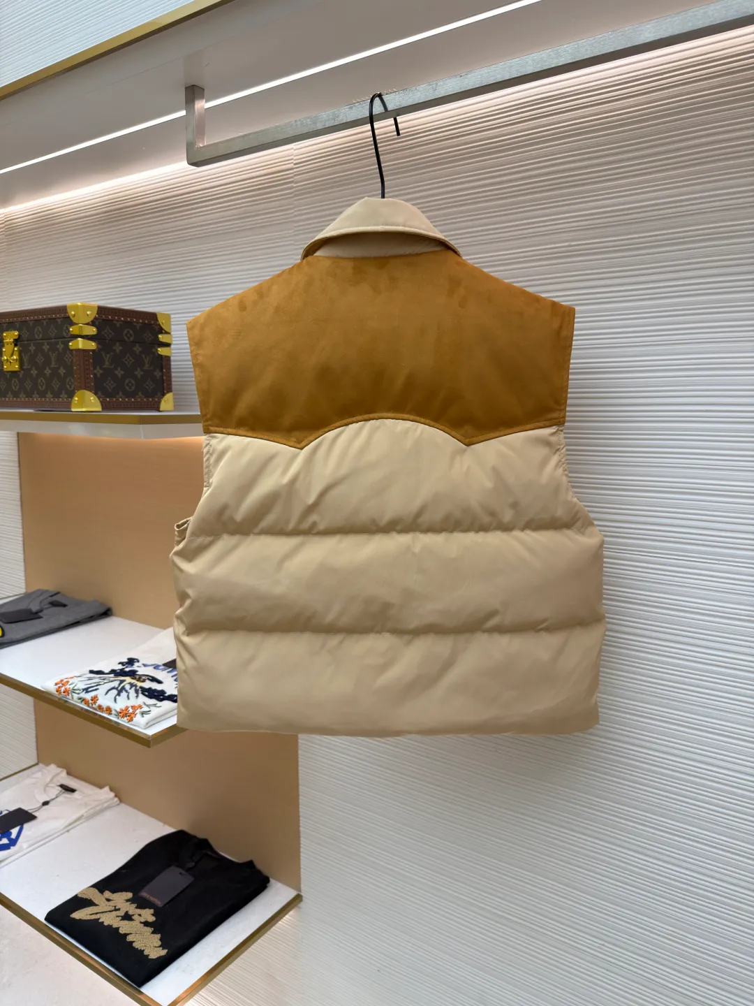 MIUMIU flocked stitching lapel vest ●Original version: Purchased and developed by 26615 ●Item number: 1681922-B50 ●Fabric: white duck down fabric ●Technology: embossed flocking ●Color: Khaki ●Version: Fitted version ●Weight: about 505 grams ●Size: S-M-L ●Description: This style is Miu Miu-style patchwork vest uses collision splicing technology: the main body is made of high-density matte nylon fabric, which is wind-resistant and anti-sand velvet; the collar and chest area are spliced with fine suede, and the texture contrast is enhanced by diagonal stitching. The filling is made of high-fill white duck down, and the segmented down filling process ensures an even amount of down in each grid, with a fill power of 600+; the placket is designed with metal snaps and a built-in concealed buckle for double temperature locking. The "MIU MIU" logo on the front chest adopts embossed flocking technology, which has a three-dimensional touch and is not easy to fall off; the cuffs and hem are elasticized to fit the body shape. The overall stitching uses anti-drilling velvet hemming needles, and the pockets are obliquely inserted invisible pockets, taking into account both beauty and practicality. It is a fashionable style that is lightweight and warm in autumn and winter. The overall wiring is straight and delicate, the fabric is comfortable and soft, and the color is consistent without color difference. It can be matched with the same style to create a fashionable look and control various occasions. Customized accessories, complete with three standards, same style for men and women!