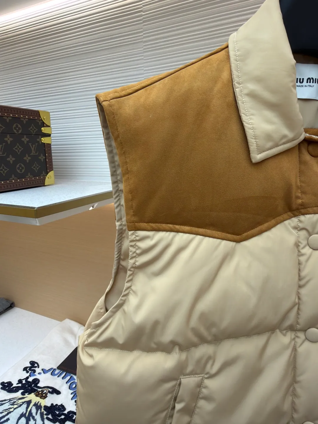 MIUMIU flocked stitching lapel vest ●Original version: Purchased and developed by 26615 ●Item number: 1681922-B50 ●Fabric: white duck down fabric ●Technology: embossed flocking ●Color: Khaki ●Version: Fitted version ●Weight: about 505 grams ●Size: S-M-L ●Description: This style is Miu Miu-style patchwork vest uses collision splicing technology: the main body is made of high-density matte nylon fabric, which is wind-resistant and anti-sand velvet; the collar and chest area are spliced with fine suede, and the texture contrast is enhanced by diagonal stitching. The filling is made of high-fill white duck down, and the segmented down filling process ensures an even amount of down in each grid, with a fill power of 600+; the placket is designed with metal snaps and a built-in concealed buckle for double temperature locking. The "MIU MIU" logo on the front chest adopts embossed flocking technology, which has a three-dimensional touch and is not easy to fall off; the cuffs and hem are elasticized to fit the body shape. The overall stitching uses anti-drilling velvet hemming needles, and the pockets are obliquely inserted invisible pockets, taking into account both beauty and practicality. It is a fashionable style that is lightweight and warm in autumn and winter. The overall wiring is straight and delicate, the fabric is comfortable and soft, and the color is consistent without color difference. It can be matched with the same style to create a fashionable look and control various occasions. Customized accessories, complete with three standards, same style for men and women!
