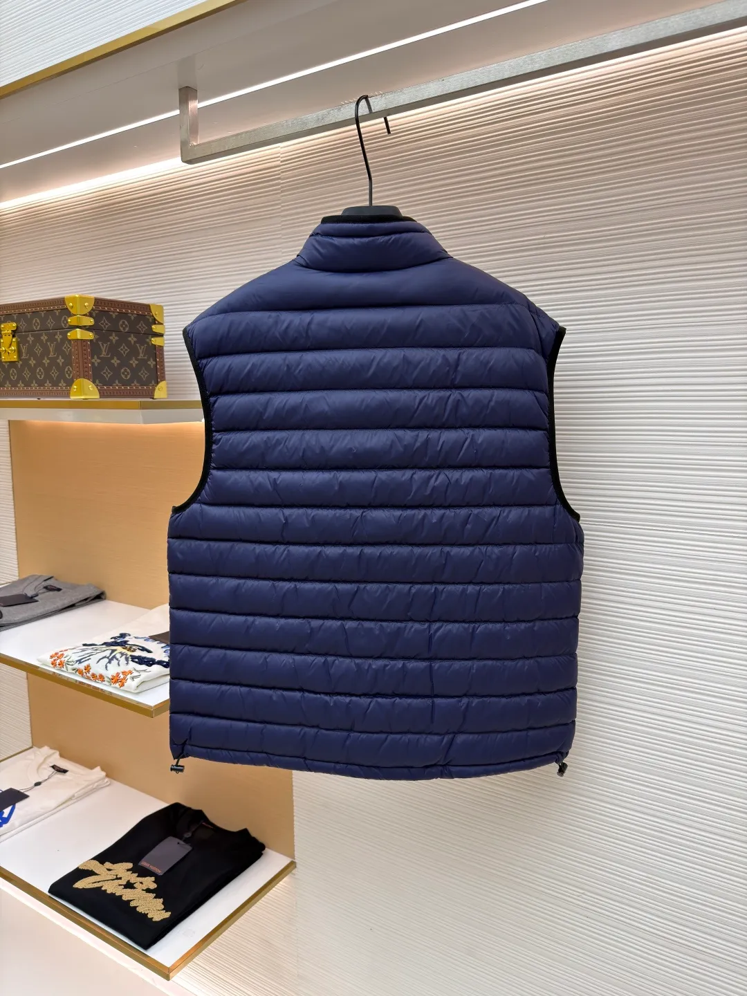 MIUMIU embroidered down vest ●Original version: purchased and developed by 15870 ●Item number: 1681121-B70 ●Fabric: high-quality down fabric ●Technology: embroidery production ●Version: fitted version ●Weight: about 380 grams ●Size: 34-36-38 ●Description: High-end nylon fabric made of high-count polyamide fiber, known for its excellent tensile strength and wear resistance. Its good flexibility makes the fabric less prone to wrinkles and keeps it crisp and stylish for a long time. The tight weave effectively blocks the invasion of cold wind and locks in the warm air generated by the down layer. The high-density nylon surface forms a certain lotus leaf effect, making it difficult for small water droplets to penetrate, keeping the interior dry and effectively extending the service life of the down. It uses 90 national standard high-quality down, with a filling capacity of 140 grams. It has high fluffiness, strong warmth retention, lightness and no burden, and can easily cope with cold weather. Whether it is urban commuting or outdoor leisure, this down jacket has become an indispensable luxury item in the winter wardrobe with its excellent performance and simple design. The logo adopts imported machine embroidery technology, uses advanced computer control systems and precision mechanical components to achieve mimiu embroidery operations, with high precision, smooth and delicate lines. The overall wiring is straight and delicate, the fabric is comfortable and soft, and the color is consistent without color difference. It can be matched with the same style to create a fashionable look and control various occasions. Customized accessories, complete with three standards, same style for men and women!