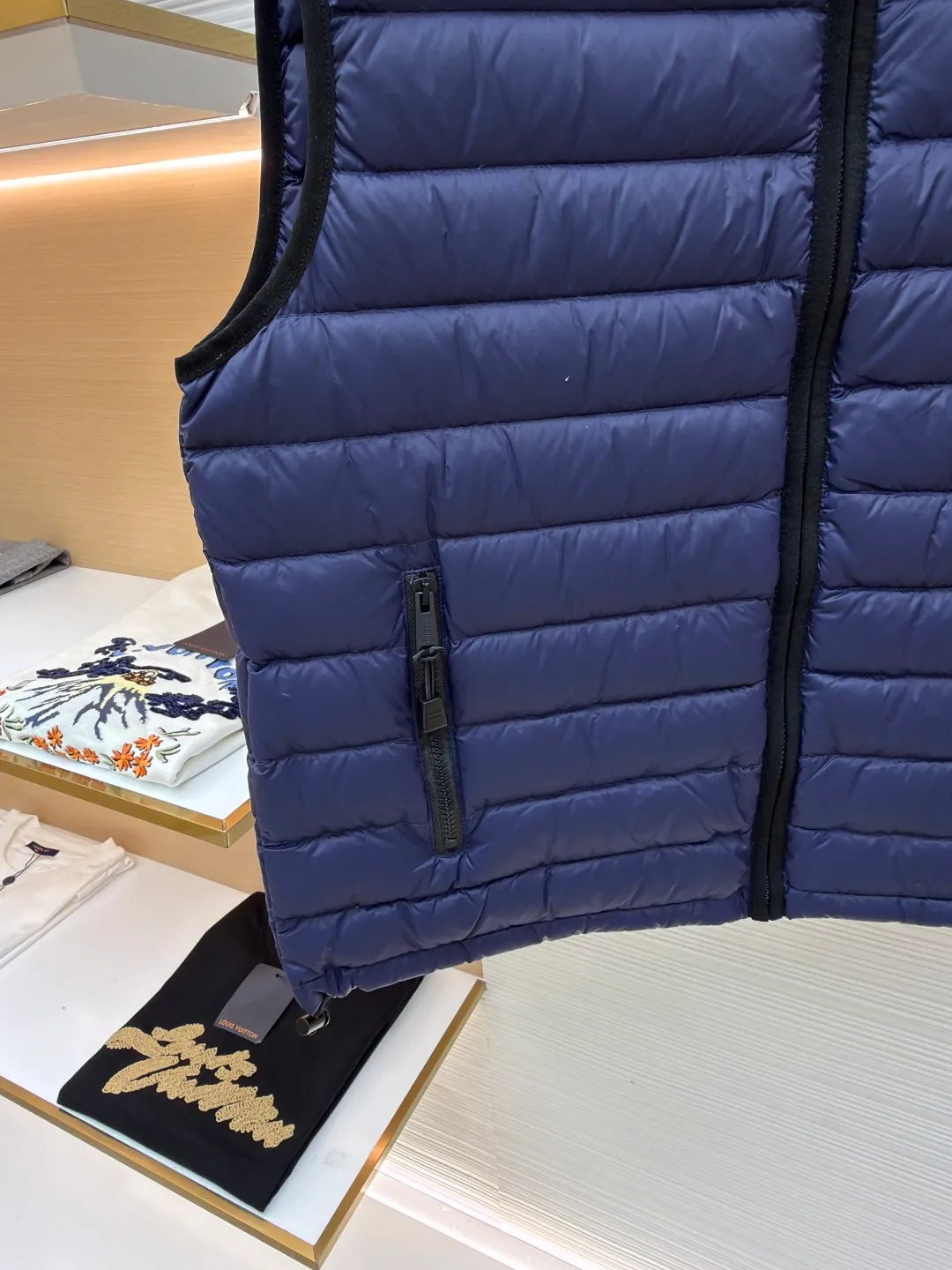 MIUMIU embroidered down vest ●Original version: purchased and developed by 15870 ●Item number: 1681121-B70 ●Fabric: high-quality down fabric ●Technology: embroidery production ●Version: fitted version ●Weight: about 380 grams ●Size: 34-36-38 ●Description: High-end nylon fabric made of high-count polyamide fiber, known for its excellent tensile strength and wear resistance. Its good flexibility makes the fabric less prone to wrinkles and keeps it crisp and stylish for a long time. The tight weave effectively blocks the invasion of cold wind and locks in the warm air generated by the down layer. The high-density nylon surface forms a certain lotus leaf effect, making it difficult for small water droplets to penetrate, keeping the interior dry and effectively extending the service life of the down. It uses 90 national standard high-quality down, with a filling capacity of 140 grams. It has high fluffiness, strong warmth retention, lightness and no burden, and can easily cope with cold weather. Whether it is urban commuting or outdoor leisure, this down jacket has become an indispensable luxury item in the winter wardrobe with its excellent performance and simple design. The logo adopts imported machine embroidery technology, uses advanced computer control systems and precision mechanical components to achieve mimiu embroidery operations, with high precision, smooth and delicate lines. The overall wiring is straight and delicate, the fabric is comfortable and soft, and the color is consistent without color difference. It can be matched with the same style to create a fashionable look and control various occasions. Customized accessories, complete with three standards, same style for men and women!