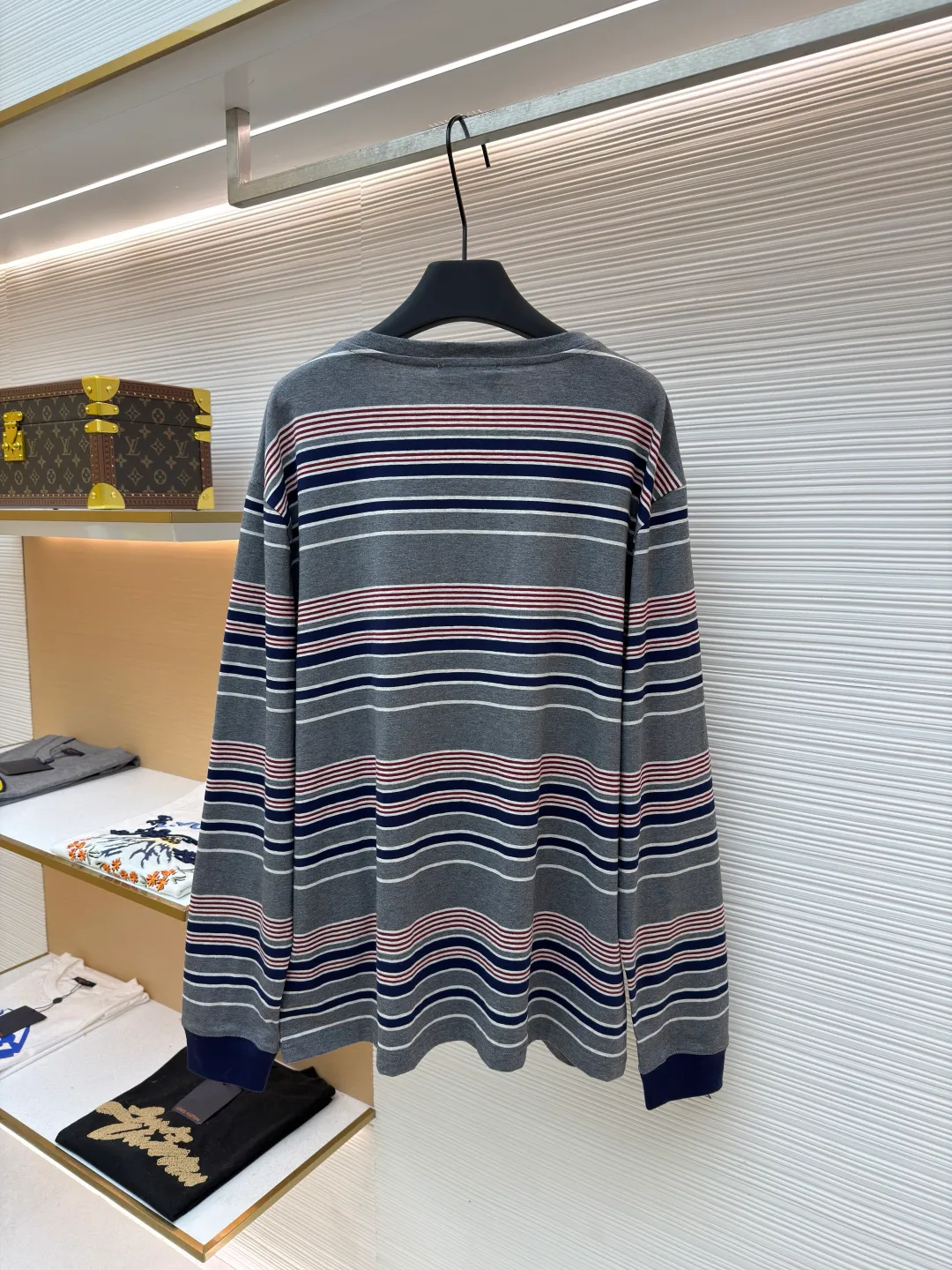 MIUMIU red, white and gray striped round neck long sleeves ●Original version: Purchased and developed for 6999 ●Item number: 1681640-A15 ●Fabric: Jacquard striped knitted fabric ●Technology: Woolen production ●Color: red, white and gray ●Version: Fitted version ●Weight: about 265 grams ●Size: S-M-L-XL ●Description: Using 24S jacquard stripe technology special textile compact cotton , 185g; with 32S double yarn frame, 380g. The fabric is made of 24-count combed cotton yarn and processed through a compact spinning process, which makes the yarn fibers tightly arranged and significantly reduces impurities and hairiness. The fabric structure is denser and smoother. It not only feels delicate and smooth, but its wear resistance and anti-pilling properties are also far superior to ordinary cotton fabrics. The weight of the fabric ensures that the fabric has good durability while maintaining the natural breathability and skin-friendly properties of cotton. It is very suitable for spring, summer and transitional seasons, and achieves the unity of comfort and quality. The striped effect is achieved through plain knitting technology where colored yarns are alternately woven. This is different from later printing. The color is firm and long-lasting, and the striped edges are clear and neat. The design that combines simple stripes with the possible jacquard texture of the underlying fabric increases the visual layering, avoids monotony, and embodies the design idea of ​​finding sophistication in simplicity. The overall wiring is straight and delicate, the fabric is comfortable and soft, and the color is consistent without color difference. It can be matched with the same style to create a fashionable look and control various occasions. Customized accessories, complete with three standards, same style for men and women!
