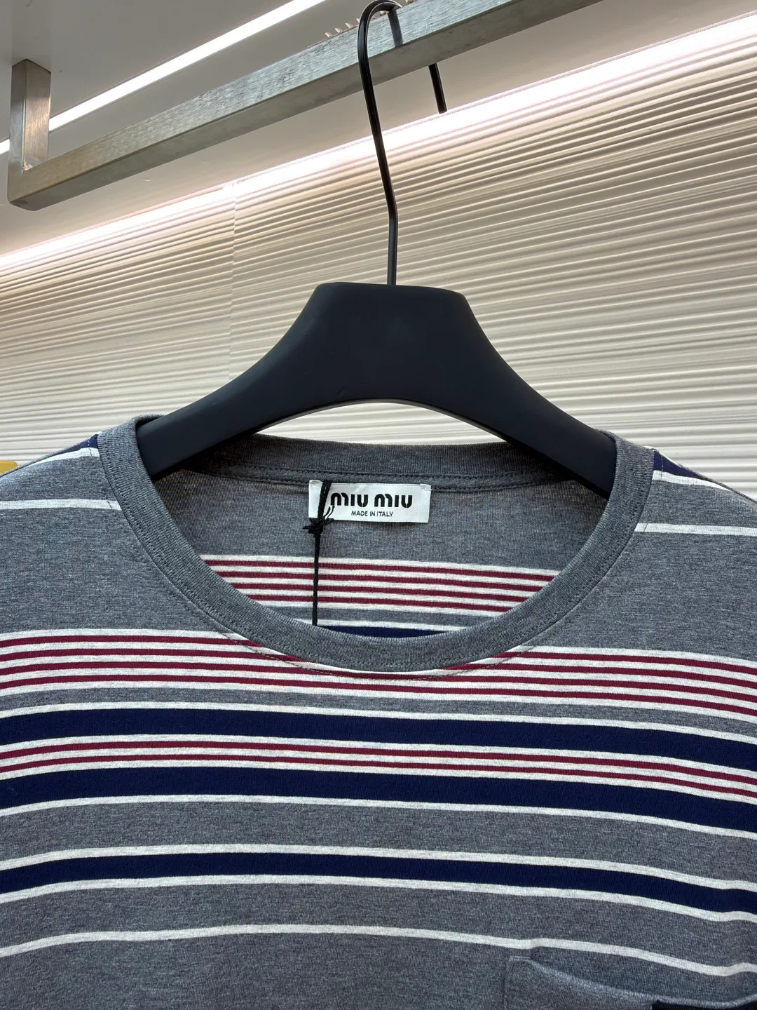 MIUMIU red, white and gray striped round neck long sleeves ●Original version: Purchased and developed for 6999 ●Item number: 1681640-A15 ●Fabric: Jacquard striped knitted fabric ●Technology: Woolen production ●Color: red, white and gray ●Version: Fitted version ●Weight: about 265 grams ●Size: S-M-L-XL ●Description: Using 24S jacquard stripe technology special textile compact cotton , 185g; with 32S double yarn frame, 380g. The fabric is made of 24-count combed cotton yarn and processed through a compact spinning process, which makes the yarn fibers tightly arranged and significantly reduces impurities and hairiness. The fabric structure is denser and smoother. It not only feels delicate and smooth, but its wear resistance and anti-pilling properties are also far superior to ordinary cotton fabrics. The weight of the fabric ensures that the fabric has good durability while maintaining the natural breathability and skin-friendly properties of cotton. It is very suitable for spring, summer and transitional seasons, and achieves the unity of comfort and quality. The striped effect is achieved through plain knitting technology where colored yarns are alternately woven. This is different from later printing. The color is firm and long-lasting, and the striped edges are clear and neat. The design that combines simple stripes with the possible jacquard texture of the underlying fabric increases the visual layering, avoids monotony, and embodies the design idea of ​​finding sophistication in simplicity. The overall wiring is straight and delicate, the fabric is comfortable and soft, and the color is consistent without color difference. It can be matched with the same style to create a fashionable look and control various occasions. Customized accessories, complete with three standards, same style for men and women!