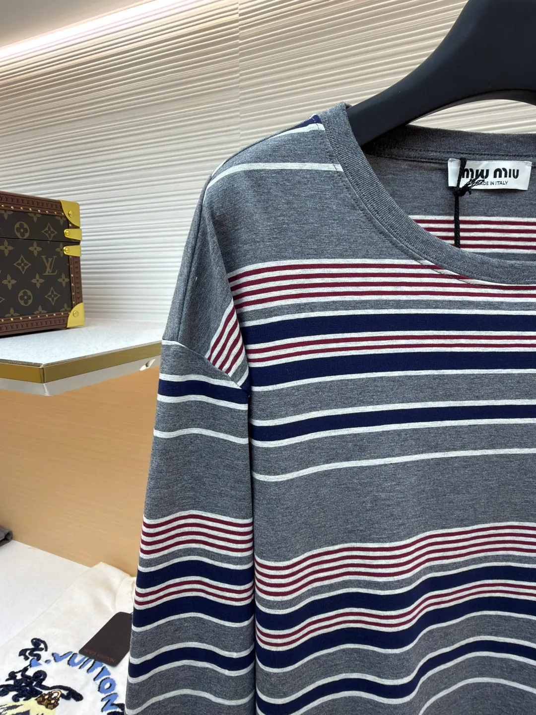 MIUMIU red, white and gray striped round neck long sleeves ●Original version: Purchased and developed for 6999 ●Item number: 1681640-A15 ●Fabric: Jacquard striped knitted fabric ●Technology: Woolen production ●Color: red, white and gray ●Version: Fitted version ●Weight: about 265 grams ●Size: S-M-L-XL ●Description: Using 24S jacquard stripe technology special textile compact cotton , 185g; with 32S double yarn frame, 380g. The fabric is made of 24-count combed cotton yarn and processed through a compact spinning process, which makes the yarn fibers tightly arranged and significantly reduces impurities and hairiness. The fabric structure is denser and smoother. It not only feels delicate and smooth, but its wear resistance and anti-pilling properties are also far superior to ordinary cotton fabrics. The weight of the fabric ensures that the fabric has good durability while maintaining the natural breathability and skin-friendly properties of cotton. It is very suitable for spring, summer and transitional seasons, and achieves the unity of comfort and quality. The striped effect is achieved through plain knitting technology where colored yarns are alternately woven. This is different from later printing. The color is firm and long-lasting, and the striped edges are clear and neat. The design that combines simple stripes with the possible jacquard texture of the underlying fabric increases the visual layering, avoids monotony, and embodies the design idea of ​​finding sophistication in simplicity. The overall wiring is straight and delicate, the fabric is comfortable and soft, and the color is consistent without color difference. It can be matched with the same style to create a fashionable look and control various occasions. Customized accessories, complete with three standards, same style for men and women!