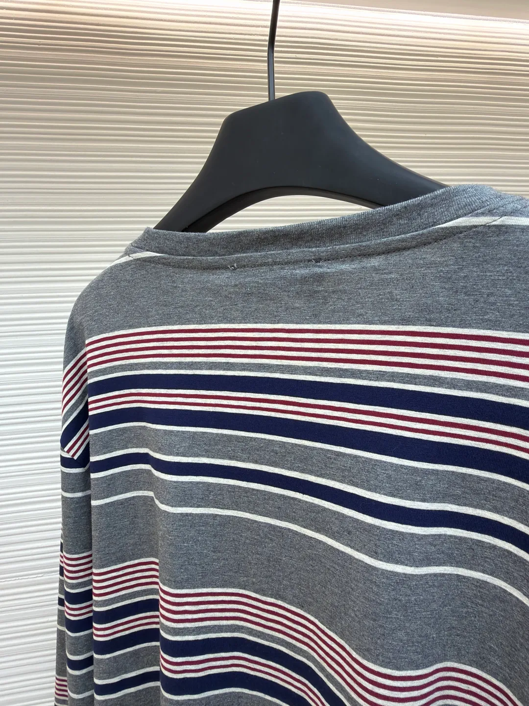 MIUMIU red, white and gray striped round neck long sleeves ●Original version: Purchased and developed for 6999 ●Item number: 1681640-A15 ●Fabric: Jacquard striped knitted fabric ●Technology: Woolen production ●Color: red, white and gray ●Version: Fitted version ●Weight: about 265 grams ●Size: S-M-L-XL ●Description: Using 24S jacquard stripe technology special textile compact cotton , 185g; with 32S double yarn frame, 380g. The fabric is made of 24-count combed cotton yarn and processed through a compact spinning process, which makes the yarn fibers tightly arranged and significantly reduces impurities and hairiness. The fabric structure is denser and smoother. It not only feels delicate and smooth, but its wear resistance and anti-pilling properties are also far superior to ordinary cotton fabrics. The weight of the fabric ensures that the fabric has good durability while maintaining the natural breathability and skin-friendly properties of cotton. It is very suitable for spring, summer and transitional seasons, and achieves the unity of comfort and quality. The striped effect is achieved through plain knitting technology where colored yarns are alternately woven. This is different from later printing. The color is firm and long-lasting, and the striped edges are clear and neat. The design that combines simple stripes with the possible jacquard texture of the underlying fabric increases the visual layering, avoids monotony, and embodies the design idea of ​​finding sophistication in simplicity. The overall wiring is straight and delicate, the fabric is comfortable and soft, and the color is consistent without color difference. It can be matched with the same style to create a fashionable look and control various occasions. Customized accessories, complete with three standards, same style for men and women!