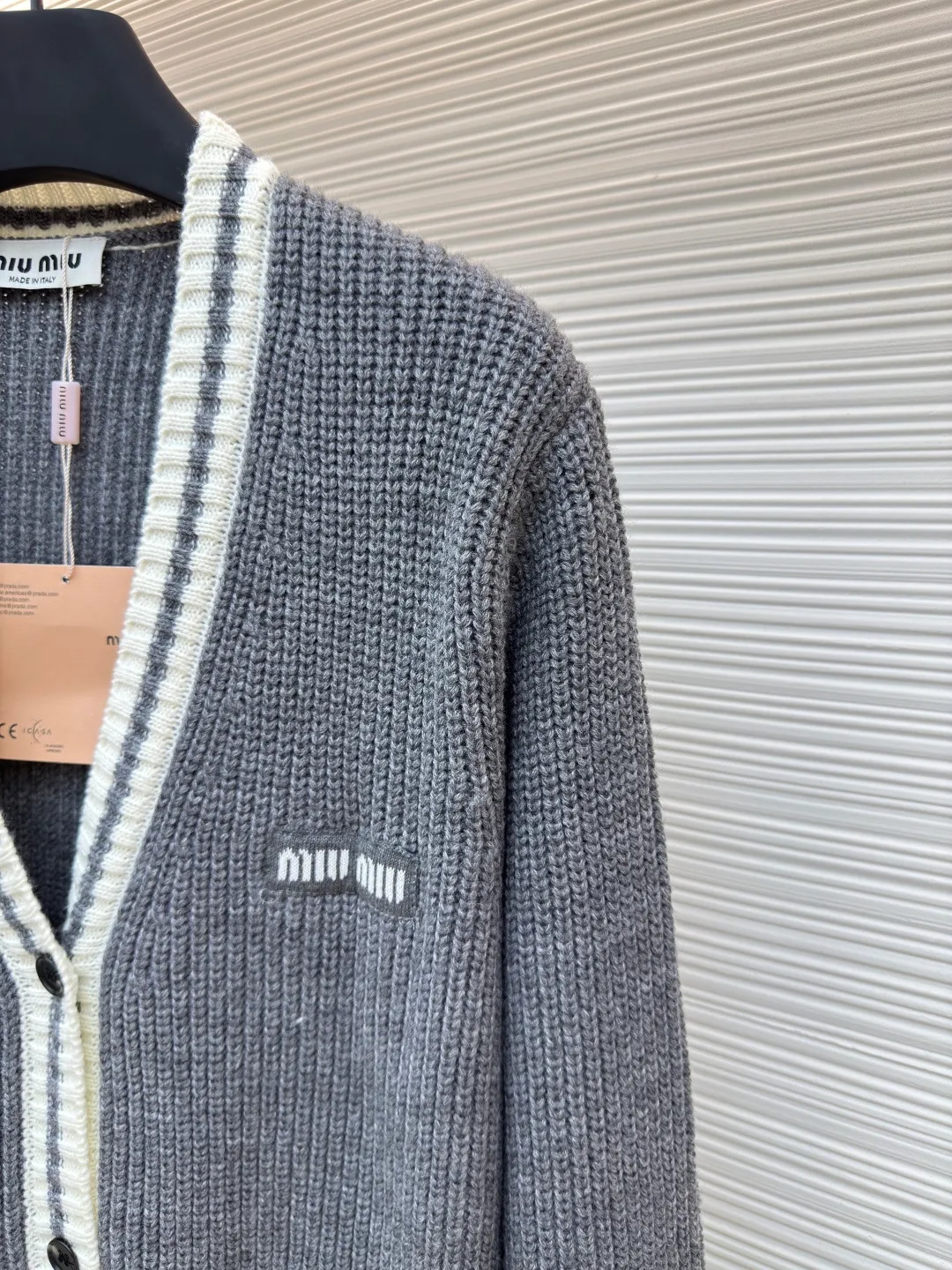 MIUMIU gray and white striped cardigan ●Authentic product: purchased and developed by 14643 ●Item number: 1680607-B05 ●Fabric: wool blended fabric ●Technology: knitted ●Version: loose version ●Weight: about 675 grams ●Size: S-M-L ●Description: miumiu24ss gray and white striped cardigan Real shot Original purchase 2.6w using model 3.5.7 imported Stoll flat knitting machine The whole body is ingot tissue. The cuffs and door towels are sandwiched in color. The contrast stitching is more eye-catching. The fabric uses imported cashmere blended yarn. It has good elasticity, anti-pilling and good warmth. There are pockets on the front. The front collar is a classic V-neck cardigan design. Customized matte buttons. Customized accessories. The overall routing is straight and delicate, the fabric is comfortable and soft, and the color is consistent without color difference. It can be matched with the same style to create a fashionable look and control various occasions. Customized accessories, complete three labels, the same style for men and women!
