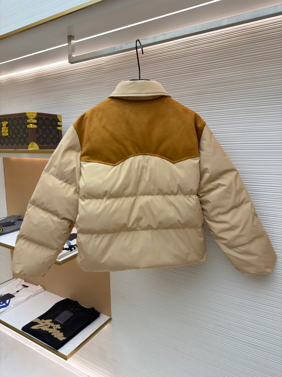 MIUMIU flocked splicing lapel down jacket ●Original version: Purchased and developed for 23599 ●Item number: 1681921-C10 ●Fabric: white duck down fabric ●Technology: embossed flocking production ●Color: Khaki ●Version: Fitted version ●Weight: about 695 grams ●Size: S-M-L ●Description: This style is Miu Miu-style spliced down jacket uses collision splicing technology: the main body is made of high-density matte nylon fabric, which is wind-resistant and anti-sand velvet; the collar and front chest area are spliced with fine suede, and the diagonal stitching is used to enhance the texture contrast. The filling is made of high-fill white duck down, and the segmented down filling process ensures an even amount of down in each grid, with a fill power of 600+; the placket is designed with metal snaps and a built-in concealed buckle for double temperature locking. The "MIU MIU" logo on the front chest adopts embossed flocking technology, which has a three-dimensional touch and is not easy to fall off; the cuffs and hem are elasticized to fit the body shape. The overall stitching uses anti-drilling velvet hemming needles, and the pockets are obliquely inserted invisible pockets, taking into account both beauty and practicality. It is a fashionable style that is lightweight and warm in autumn and winter. The overall wiring is straight and delicate, the fabric is comfortable and soft, and the color is consistent without color difference. It can be matched with the same style to create a fashionable look and control various occasions. Customized accessories, complete with three standards, same style for men and women!