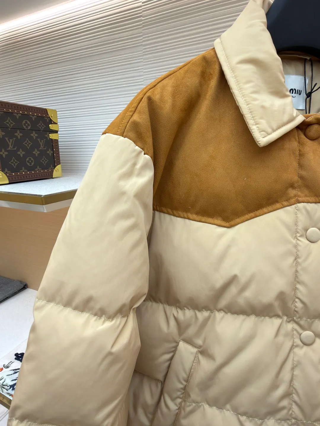 MIUMIU flocked splicing lapel down jacket ●Original version: Purchased and developed for 23599 ●Item number: 1681921-C10 ●Fabric: white duck down fabric ●Technology: embossed flocking production ●Color: Khaki ●Version: Fitted version ●Weight: about 695 grams ●Size: S-M-L ●Description: This style is Miu Miu-style spliced down jacket uses collision splicing technology: the main body is made of high-density matte nylon fabric, which is wind-resistant and anti-sand velvet; the collar and front chest area are spliced with fine suede, and the diagonal stitching is used to enhance the texture contrast. The filling is made of high-fill white duck down, and the segmented down filling process ensures an even amount of down in each grid, with a fill power of 600+; the placket is designed with metal snaps and a built-in concealed buckle for double temperature locking. The "MIU MIU" logo on the front chest adopts embossed flocking technology, which has a three-dimensional touch and is not easy to fall off; the cuffs and hem are elasticized to fit the body shape. The overall stitching uses anti-drilling velvet hemming needles, and the pockets are obliquely inserted invisible pockets, taking into account both beauty and practicality. It is a fashionable style that is lightweight and warm in autumn and winter. The overall wiring is straight and delicate, the fabric is comfortable and soft, and the color is consistent without color difference. It can be matched with the same style to create a fashionable look and control various occasions. Customized accessories, complete with three standards, same style for men and women!