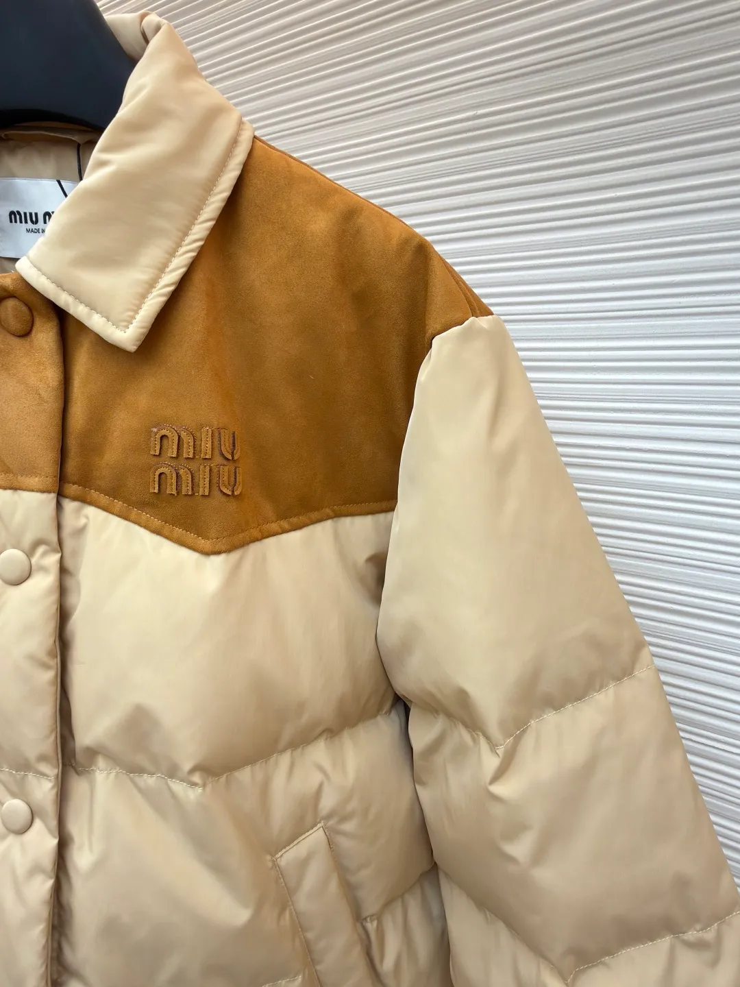 MIUMIU flocked splicing lapel down jacket ●Original version: Purchased and developed for 23599 ●Item number: 1681921-C10 ●Fabric: white duck down fabric ●Technology: embossed flocking production ●Color: Khaki ●Version: Fitted version ●Weight: about 695 grams ●Size: S-M-L ●Description: This style is Miu Miu-style spliced down jacket uses collision splicing technology: the main body is made of high-density matte nylon fabric, which is wind-resistant and anti-sand velvet; the collar and front chest area are spliced with fine suede, and the diagonal stitching is used to enhance the texture contrast. The filling is made of high-fill white duck down, and the segmented down filling process ensures an even amount of down in each grid, with a fill power of 600+; the placket is designed with metal snaps and a built-in concealed buckle for double temperature locking. The "MIU MIU" logo on the front chest adopts embossed flocking technology, which has a three-dimensional touch and is not easy to fall off; the cuffs and hem are elasticized to fit the body shape. The overall stitching uses anti-drilling velvet hemming needles, and the pockets are obliquely inserted invisible pockets, taking into account both beauty and practicality. It is a fashionable style that is lightweight and warm in autumn and winter. The overall wiring is straight and delicate, the fabric is comfortable and soft, and the color is consistent without color difference. It can be matched with the same style to create a fashionable look and control various occasions. Customized accessories, complete with three standards, same style for men and women!