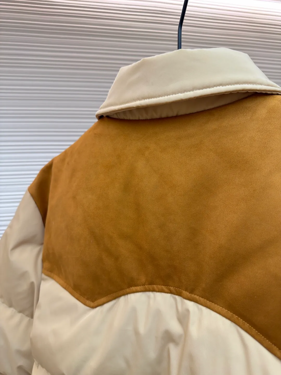 MIUMIU flocked splicing lapel down jacket ●Original version: Purchased and developed for 23599 ●Item number: 1681921-C10 ●Fabric: white duck down fabric ●Technology: embossed flocking production ●Color: Khaki ●Version: Fitted version ●Weight: about 695 grams ●Size: S-M-L ●Description: This style is Miu Miu-style spliced down jacket uses collision splicing technology: the main body is made of high-density matte nylon fabric, which is wind-resistant and anti-sand velvet; the collar and front chest area are spliced with fine suede, and the diagonal stitching is used to enhance the texture contrast. The filling is made of high-fill white duck down, and the segmented down filling process ensures an even amount of down in each grid, with a fill power of 600+; the placket is designed with metal snaps and a built-in concealed buckle for double temperature locking. The "MIU MIU" logo on the front chest adopts embossed flocking technology, which has a three-dimensional touch and is not easy to fall off; the cuffs and hem are elasticized to fit the body shape. The overall stitching uses anti-drilling velvet hemming needles, and the pockets are obliquely inserted invisible pockets, taking into account both beauty and practicality. It is a fashionable style that is lightweight and warm in autumn and winter. The overall wiring is straight and delicate, the fabric is comfortable and soft, and the color is consistent without color difference. It can be matched with the same style to create a fashionable look and control various occasions. Customized accessories, complete with three standards, same style for men and women!
