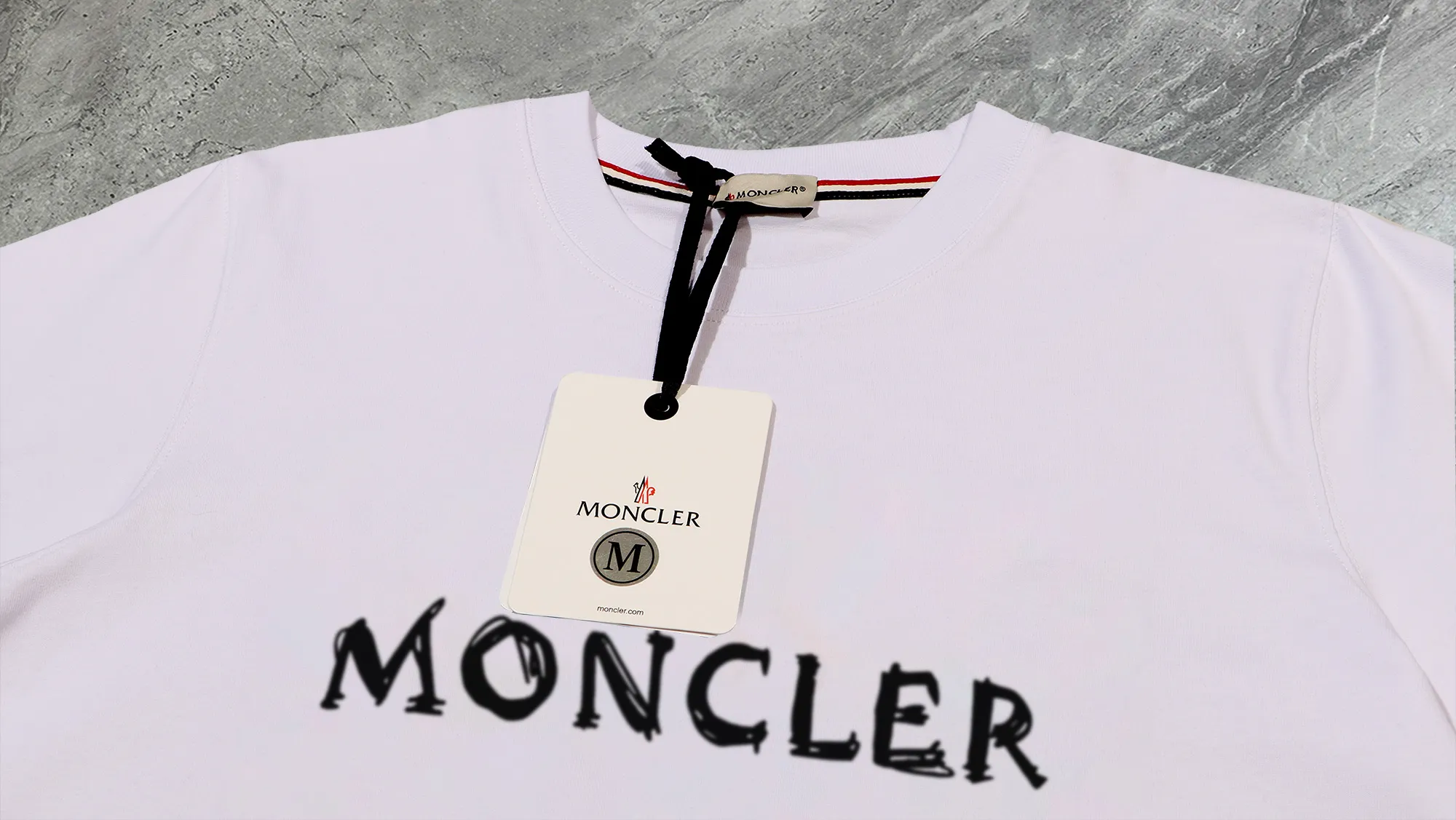 P210 High-version sweatshirt) [Long-term stock] 〖𝐌𝐎𝐍𝐂𝐋𝐄𝐑~Mask〗 Made of 440g heavy-weight fabric. It is different from the market currency. It can be matched with any variety and is properly handsome. 😎The whole dress is made of double waistcoats. The double waistcoats make the whole dress more three-dimensional. Not ordinary factories can do such fine work. 2025 Spring runway version of the T stage, on sale at the counter, round neck terry sweatshirt, high-end double-strand pure cotton, custom-made stretch ribs, dyed in the same vat, complete with three standards, matched with exquisite embroidered LOGO on the chest, simple and advanced, same style for men and women. Color: black, apricot, white, size: S M L XL 2XL