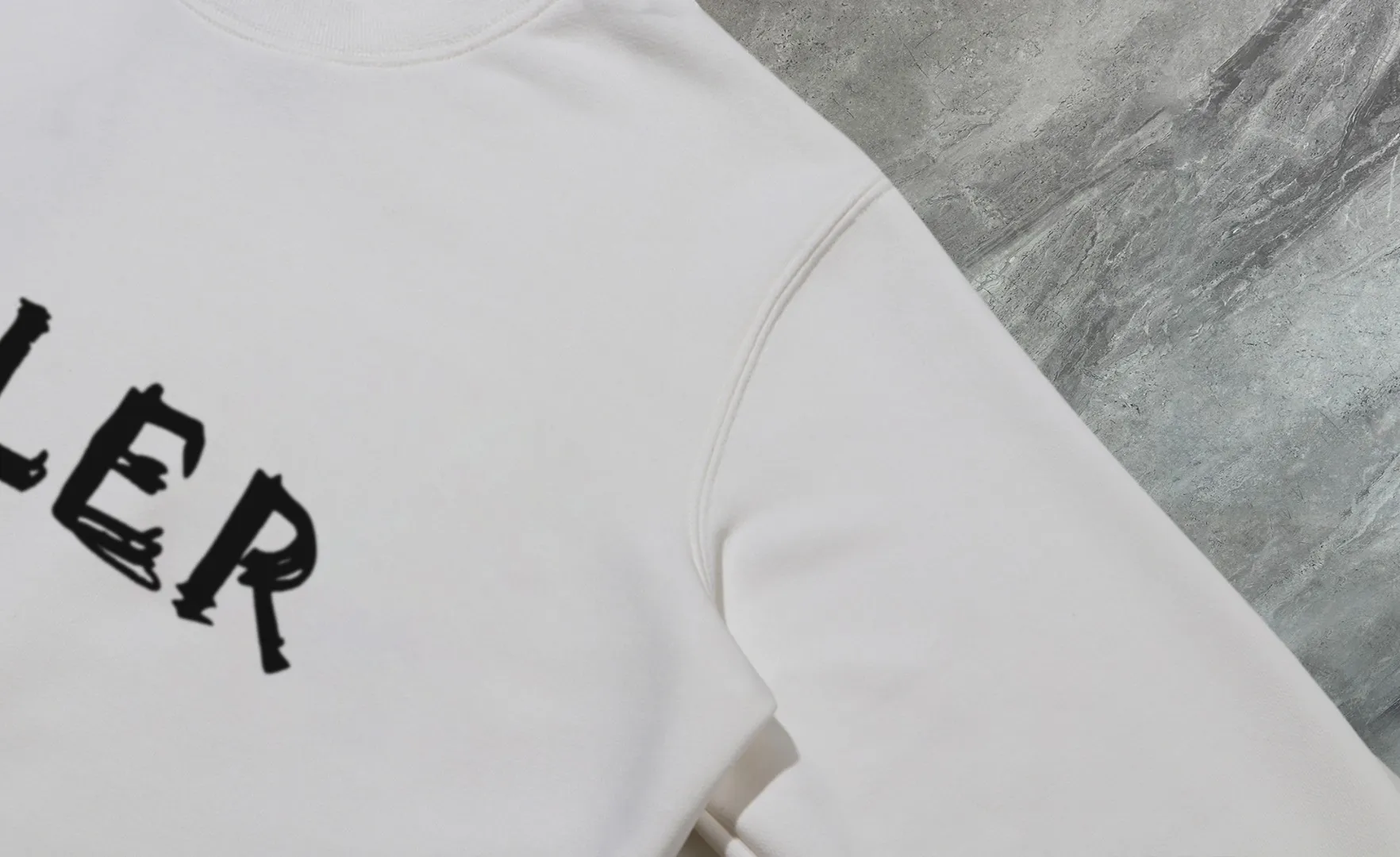 P210 High-version sweatshirt) [Long-term stock] 〖𝐌𝐎𝐍𝐂𝐋𝐄𝐑~Mask〗 Made of 440g heavy-weight fabric. It is different from the market currency. It can be matched with any variety and is properly handsome. 😎The whole dress is made of double waistcoats. The double waistcoats make the whole dress more three-dimensional. Not ordinary factories can do such fine work. 2025 Spring runway version of the T stage, on sale at the counter, round neck terry sweatshirt, high-end double-strand pure cotton, custom-made stretch ribs, dyed in the same vat, complete with three standards, matched with exquisite embroidered LOGO on the chest, simple and advanced, same style for men and women. Color: black, apricot, white, size: S M L XL 2XL