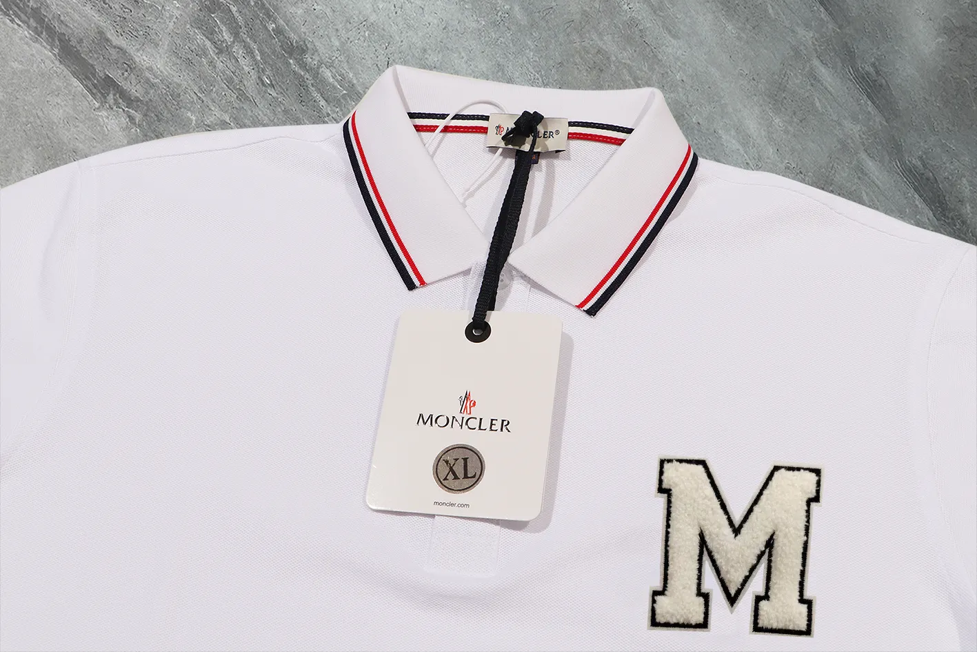 P190 Complete with three standards] MONCLER~ MONCLER 2024 summer new high-quality lapel short-sleeved POLO shirt, counter-customized fabric, high breathability and comfort, impeccable details, brand element design concept, reflecting high quality. It feels delicate and soft! It presents a casual cut and the upper body shape is great! The chest is filled with three-dimensional embroidery of the brand LOGO to highlight quality and luxury. Color: black/white Size: M~3XL