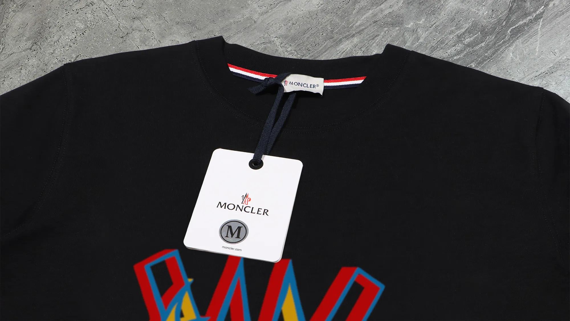 P210 High-version sweatshirt) [Long-term stock] 〖𝐌𝐎𝐍𝐂𝐋𝐄𝐑~Mask〗 Made of 440g heavy-weight fabric. It is different from the market currency. It can be matched with any variety and is properly handsome. 😎The whole dress is made of double waistcoats. The double waistcoats make the whole dress more three-dimensional. Not ordinary factories can do such fine work. 2025 Spring runway version of the T stage, on sale at the counter, round neck terry sweatshirt, high-end double-strand pure cotton, custom-made stretch ribs, dyed in the same vat, complete with three standards, matched with exquisite embroidered LOGO on the chest, simple and advanced, same style for men and women. Color: black, apricot, white, size: S M L XL 2XL