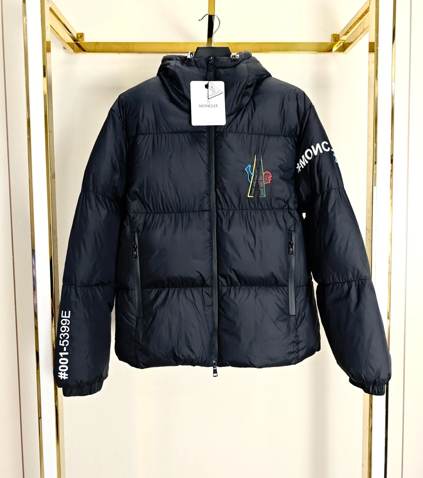 P380 Moncler Solayan/Moncler Tri-Trim Logo Down Cotton Jacket Solayan down cotton is decorated with seasonal iconic decorative details, blending sportsmanship and timeless style! High-quality down cotton filling standard, bulkiness, cold resistance, absolutely perfect! The cotton jacket is made of micro chic fabric and is wash-free. The tough square shape design highlights Moncler's sports spirit.    Color: Black White Size: M-2XL