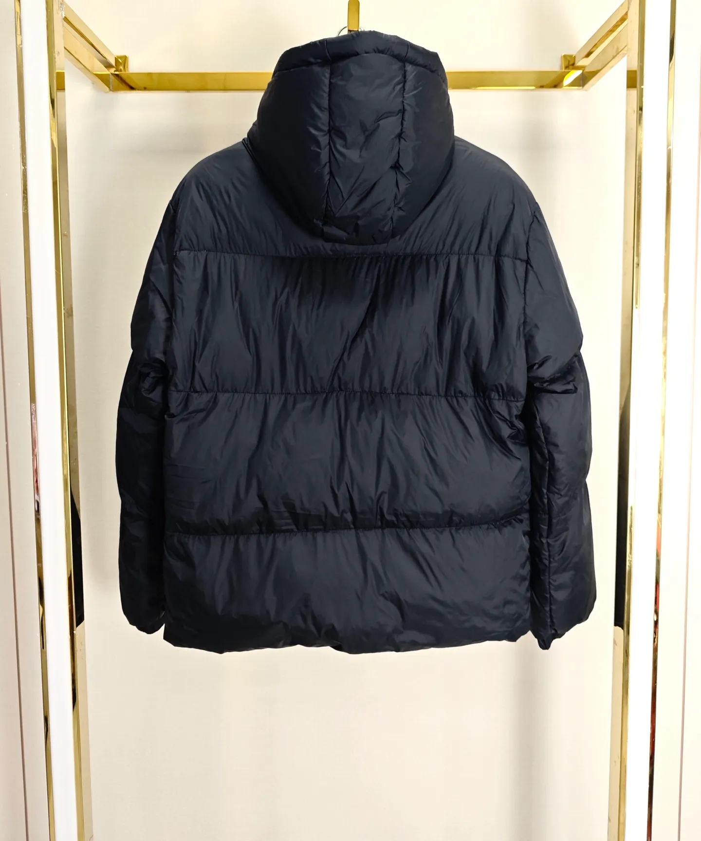 P380 Moncler Solayan/Moncler Tri-Trim Logo Down Cotton Jacket Solayan down cotton is decorated with seasonal iconic decorative details, blending sportsmanship and timeless style! High-quality down cotton filling standard, bulkiness, cold resistance, absolutely perfect! The cotton jacket is made of micro chic fabric and is wash-free. The tough square shape design highlights Moncler's sports spirit.    Color: Black White Size: M-2XL