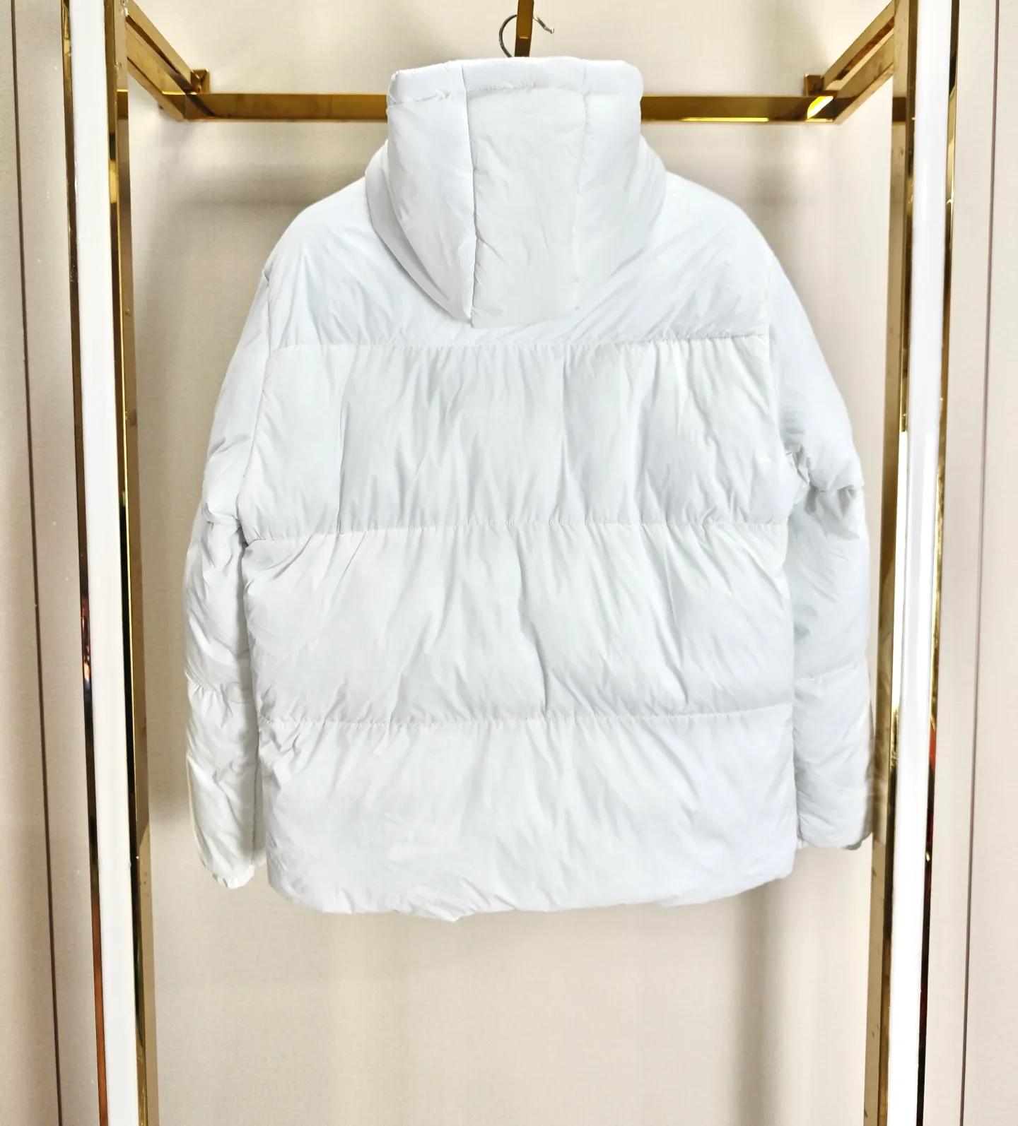 P380 Moncler Solayan/Moncler Tri-Trim Logo Down Cotton Jacket Solayan down cotton is decorated with seasonal iconic decorative details, blending sportsmanship and timeless style! High-quality down cotton filling standard, bulkiness, cold resistance, absolutely perfect! The cotton jacket is made of micro chic fabric and is wash-free. The tough square shape design highlights Moncler's sports spirit.    Color: Black White Size: M-2XL
