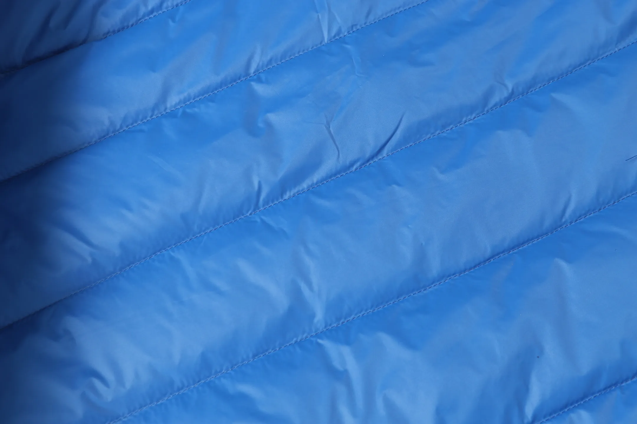 P770 Moncler Epine muzzled short stand collar jacket down jacket. Original replacement fabric. The contrasting color design is really stunning. The Epine men's short down jacket is a daily essential item with a streamlined appearance and protective materials.  Focus Epine short down jacket is durable and lightweight. This short down jacket features hidden quilting for warmth while creating a fluid silhouette. Stylish yet practical, this thermal jacket can be worn from the city to the great outdoors. Details •Made with micro soft •Longue saison lining •Down filling •Zip closure •Zipper pocket •Adjustable cuffs •Drawstring adjustable hem Size: 1-5