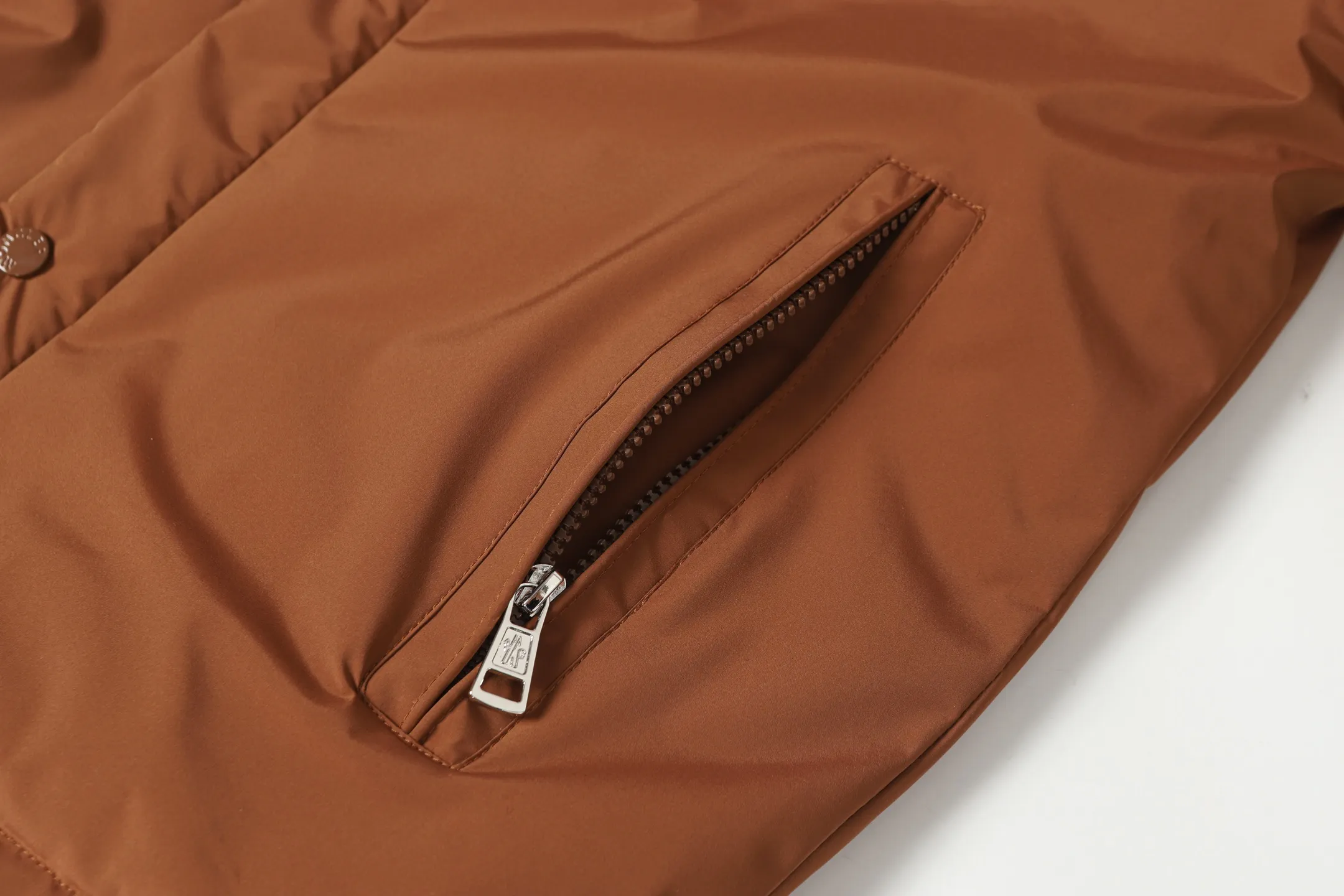P770 Moncler Epine muzzled short stand collar jacket down jacket. Original replacement fabric. The contrasting color design is really stunning. The Epine men's short down jacket is a daily essential item with a streamlined appearance and protective materials.  Focus Epine short down jacket is durable and lightweight. This short down jacket features hidden quilting for warmth while creating a fluid silhouette. Stylish yet practical, this thermal jacket can be worn from the city to the great outdoors. Details •Made with micro soft •Longue saison lining •Down filling •Zip closure •Zipper pocket •Adjustable cuffs •Drawstring adjustable hem Size: 1-5