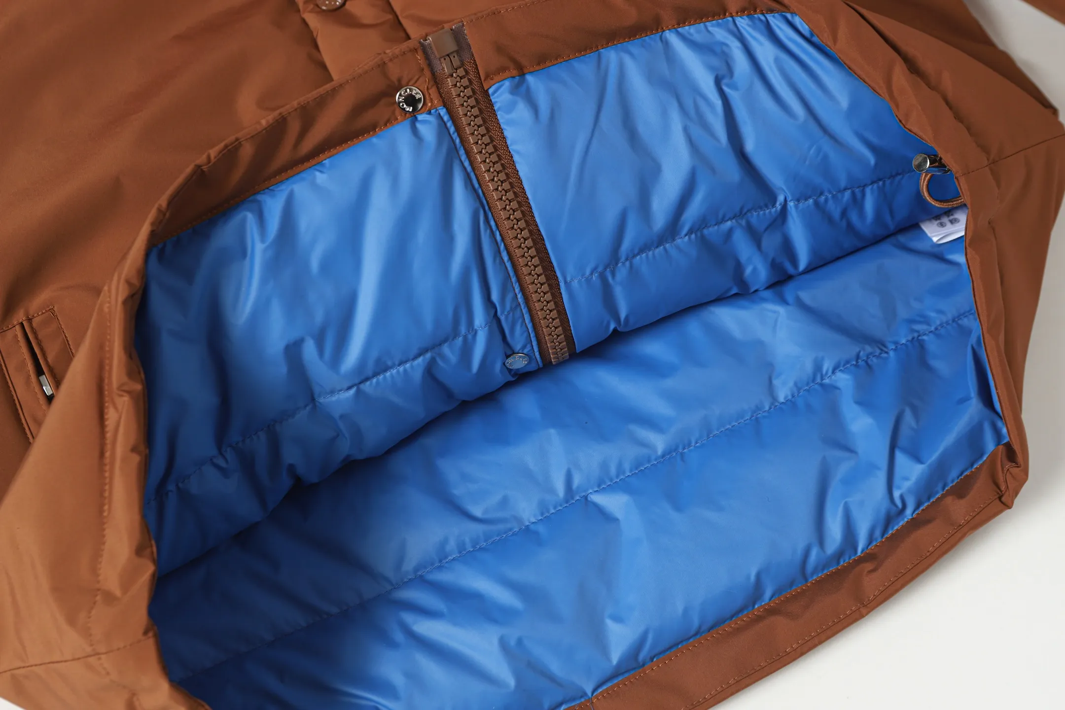 P770 Moncler Epine muzzled short stand collar jacket down jacket. Original replacement fabric. The contrasting color design is really stunning. The Epine men's short down jacket is a daily essential item with a streamlined appearance and protective materials.  Focus Epine short down jacket is durable and lightweight. This short down jacket features hidden quilting for warmth while creating a fluid silhouette. Stylish yet practical, this thermal jacket can be worn from the city to the great outdoors. Details •Made with micro soft •Longue saison lining •Down filling •Zip closure •Zipper pocket •Adjustable cuffs •Drawstring adjustable hem Size: 1-5