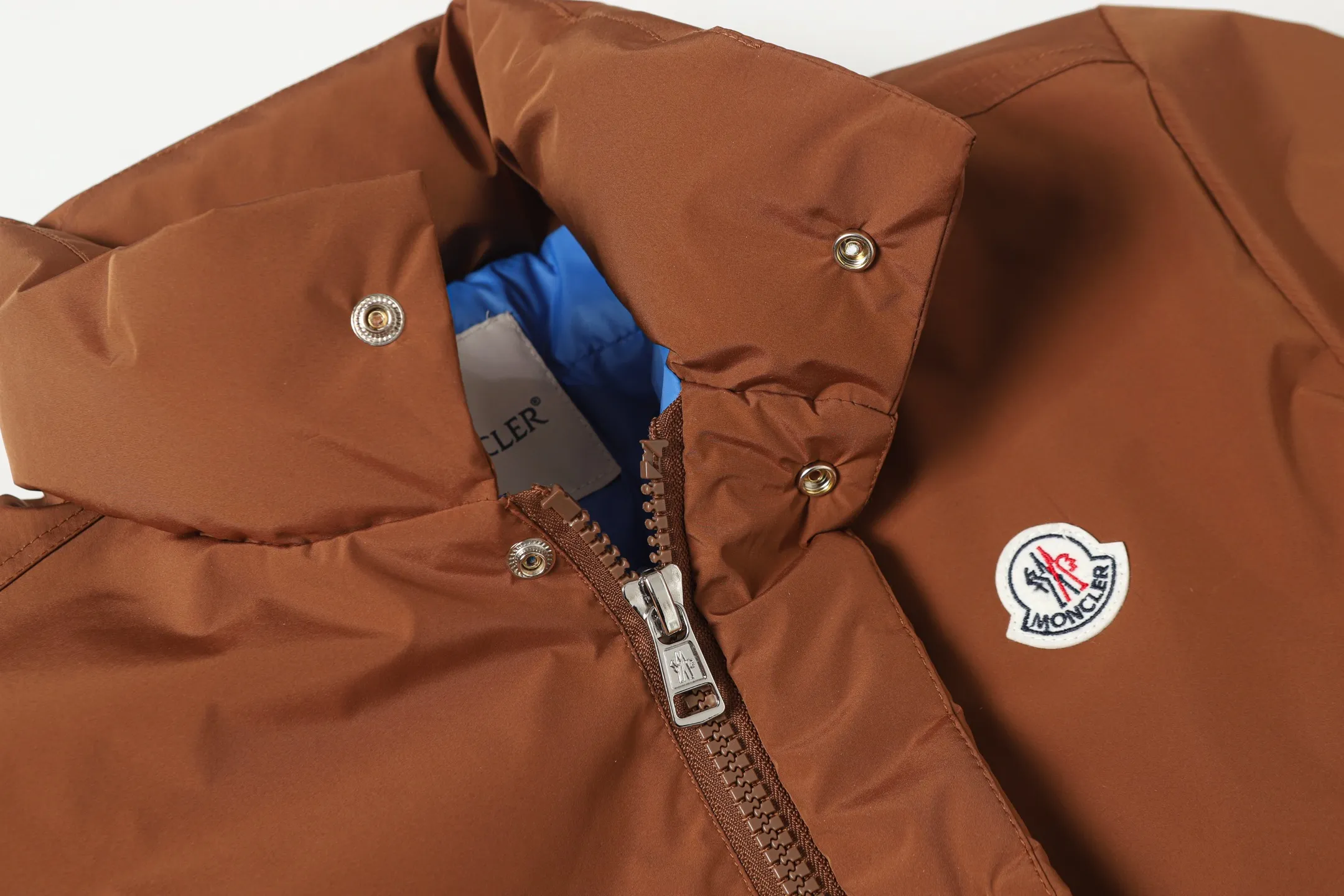 P770 Moncler Epine muzzled short stand collar jacket down jacket. Original replacement fabric. The contrasting color design is really stunning. The Epine men's short down jacket is a daily essential item with a streamlined appearance and protective materials.  Focus Epine short down jacket is durable and lightweight. This short down jacket features hidden quilting for warmth while creating a fluid silhouette. Stylish yet practical, this thermal jacket can be worn from the city to the great outdoors. Details •Made with micro soft •Longue saison lining •Down filling •Zip closure •Zipper pocket •Adjustable cuffs •Drawstring adjustable hem Size: 1-5
