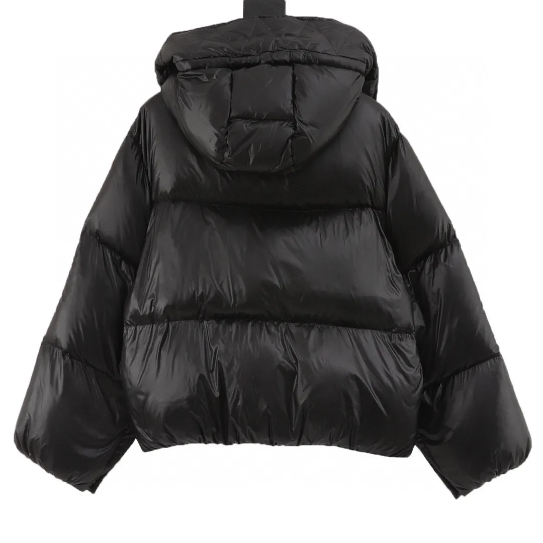 P920 top version Moncler muzzle 24ss short hooded down jacket muzzle latest style lightweight longue saison nylon down jacket, dist certified, quilted design, dropped shoulder design, drawstring hood, hidden snap buttons on the sleeves that can be opened and worn as a cloak. Filled with 90 national standard goose down. Style number: A97# Color black camel size: 0-2