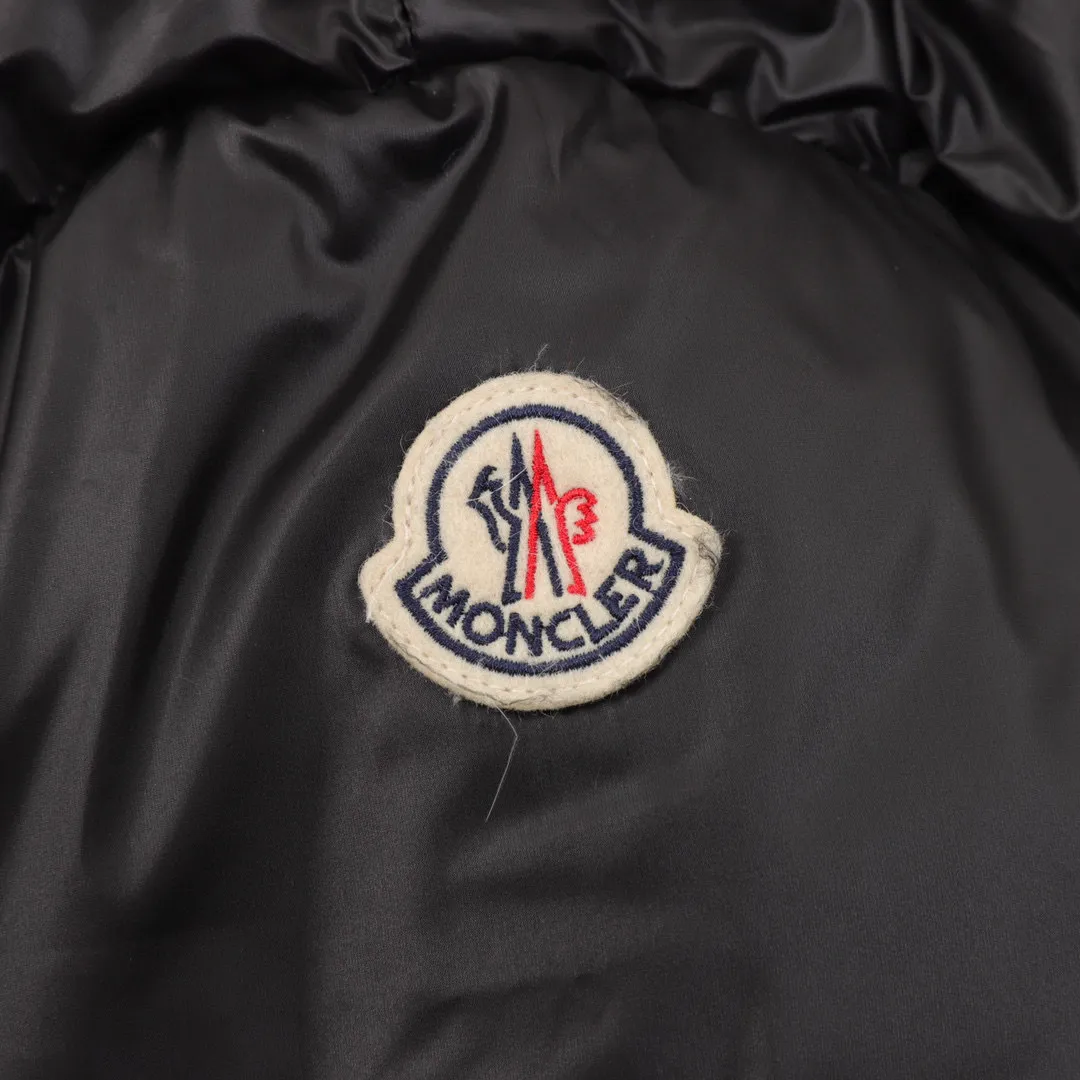 P920 top version Moncler muzzle 24ss short hooded down jacket muzzle latest style lightweight longue saison nylon down jacket, dist certified, quilted design, dropped shoulder design, drawstring hood, hidden snap buttons on the sleeves that can be opened and worn as a cloak. Filled with 90 national standard goose down. Style number: A97# Color black camel size: 0-2