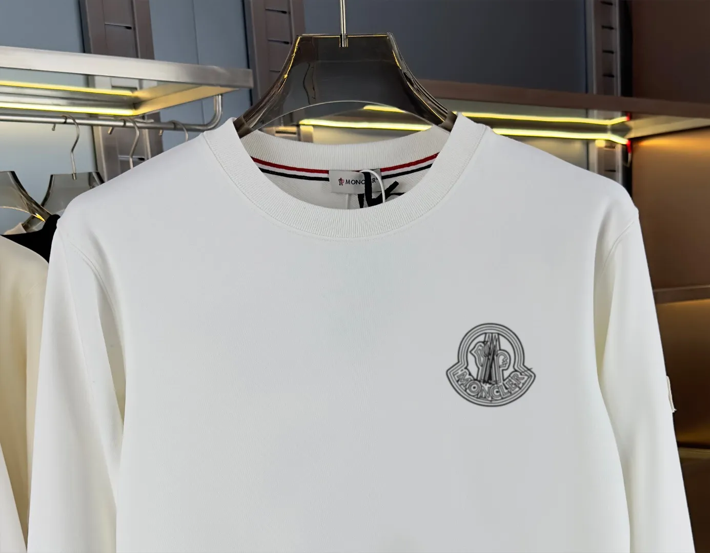 P210 High-version sweatshirt) [Long-term stock] 〖𝐌𝐎𝐍𝐂𝐋𝐄𝐑~Mask〗 Made of 440g heavy-weight fabric. It is different from the market currency. It can be matched with any variety and is properly handsome. 😎The whole dress is made of double waistcoats. The double waistcoats make the whole dress more three-dimensional. Not ordinary factories can do such fine work. 2025 Spring runway version of the T stage, on sale at the counter, round neck terry sweatshirt, high-end double-strand pure cotton, custom-made stretch ribs, dyed in the same vat, complete with three standards, matched with exquisite embroidered LOGO on the chest, simple and advanced, same style for men and women. Color: black, apricot, white, size: S M L XL 2XL