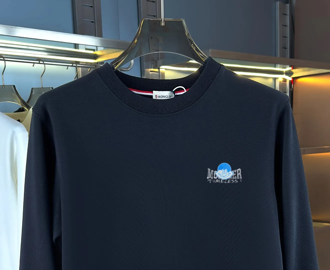 P210 high version sweatshirt) 📦With exclusive packaging📦 [Long-term ready stock] Upgraded version "Mobile phone smart sensor ~ NFC chip armband ~ Directly to the official website for anti-counterfeiting" 〖 𝐌𝐎𝐍𝐂𝐋𝐄𝐑 ~ Mouth covering〗 2025 new high quality, using 450 grams of heavyweight fabric Different from the market currency, you can mix and match everything at will and you will be handsome😎The whole clothes is made of double waistcoats. The double waistcoats make the whole dress more three-dimensional. It is not an ordinary factory that can do such fine work. 2025 autumn and winter new style, on sale at the counter, exquisite printed round neck terry sweatshirt. High-end double-ply cotton. Customized stretch ribs are dyed in the same vat. Three standards are complete. It is matched with digital printing patterns and is very breathable. Same style for men and women. Color: black, white, apricot. Size: S M L XL 2XL