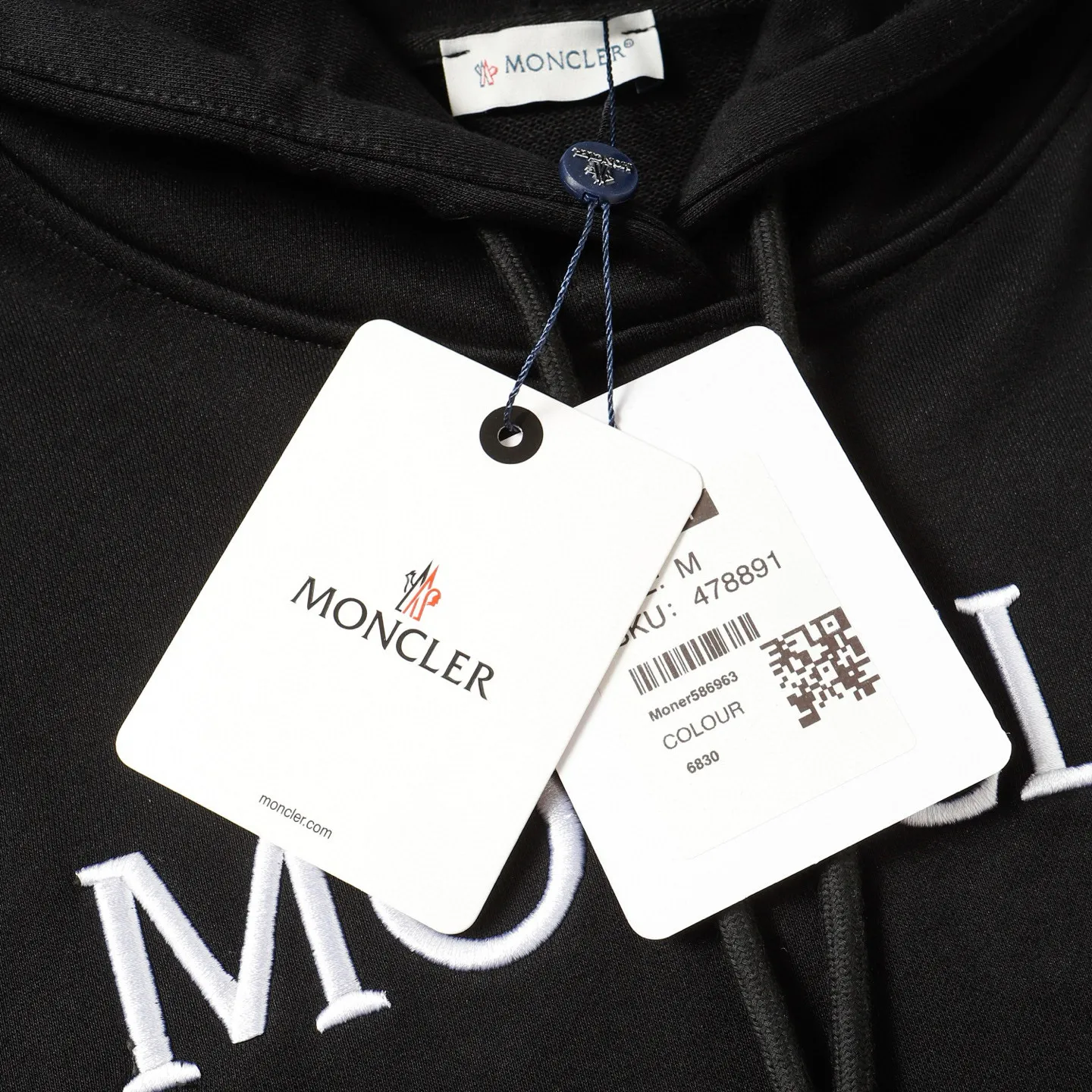 P246 Style number: 853 〈MONCLER〉Mongolian embroidered hooded sweatshirt. The price of the Mongolian sweatshirt is actually quite advantageous. Anyone who has been to the counter should know that the price of the Mongolian hooded sweatshirt is not much cheaper than Gucci Burberry. It is just relatively low-key and unwilling to hype. It is a picture that you want to buy or not. The aloof existence... ✅Original custom-made with logo eyelets and hood ✅460g 100% cotton wool-eating fabric OS version is too big ✅Matched with the original high-weight double yarn thread ✅Correct three-needle and five-thread craftsmanship Chain edge Color: black white sky blue khaki Size S M L