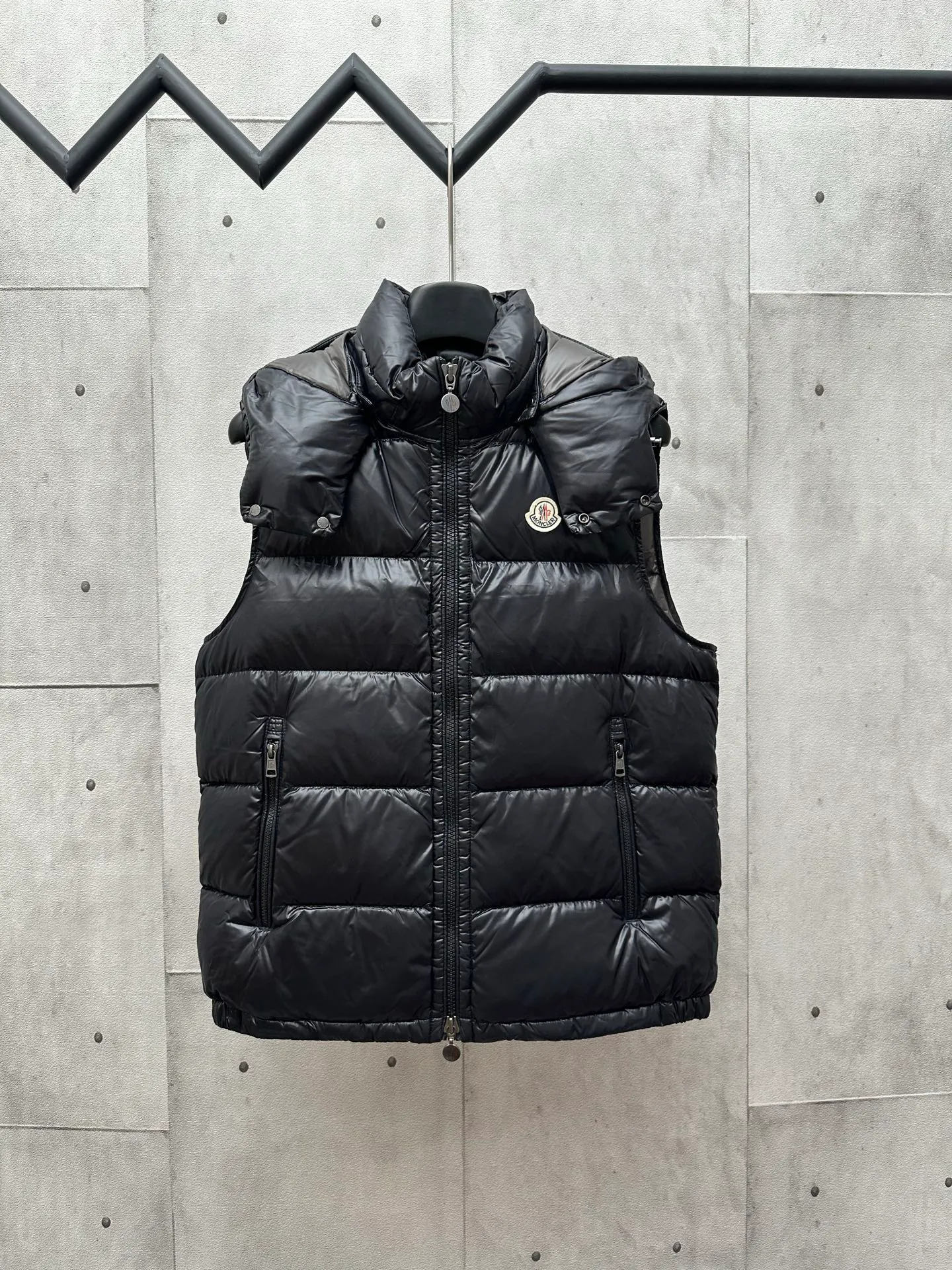 P760 Moncler / Moncler / Moncler short solid color logo high collar down jacket vest Color: black Down: filled with new European standard 90 pure white goose down, high fluffiness, good resilience, two layers of lining, no velvet running, permeable velvet, providing a high thermal insulation effect.           Fabric: 400D bright nylon, anti-fouling, anti-wrinkle, waterproof and windproof, very wear-resistant, breathable and comfortable.           Embroidery: Straight lines, smooth curves, dense and neat stitches, no jagged edges, flat embroidery surface, no skewed threads, consistent stitch length, no bottom exposed, no overlap, smooth embroidery surface, no ink marks and other stains. Advanced imported embroidery machines are used to ensure embroidery quality.