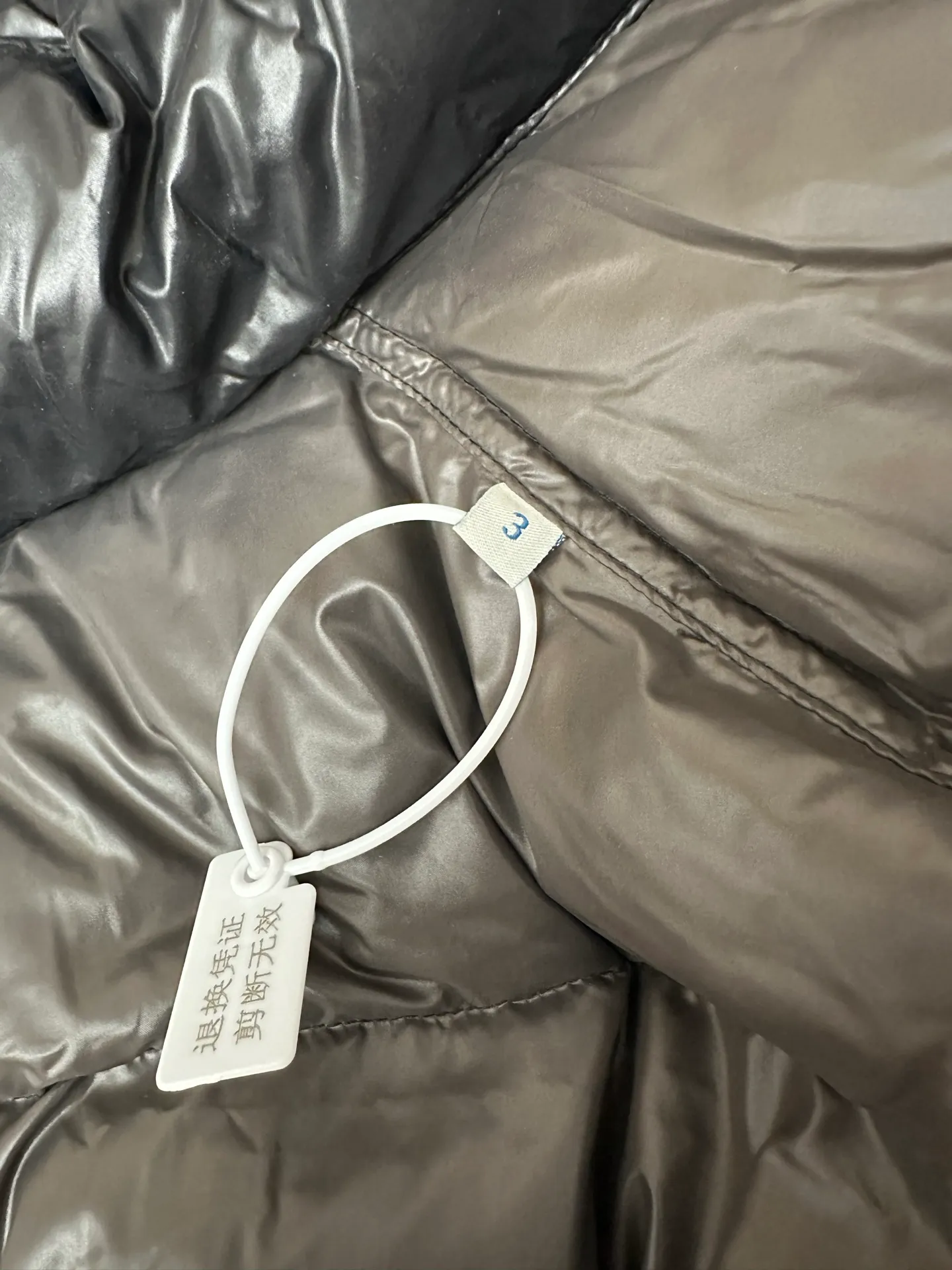 P760 Moncler / Moncler / Moncler short solid color logo high collar down jacket vest Color: black Down: filled with new European standard 90 pure white goose down, high fluffiness, good resilience, two layers of lining, no velvet running, permeable velvet, providing a high thermal insulation effect.           Fabric: 400D bright nylon, anti-fouling, anti-wrinkle, waterproof and windproof, very wear-resistant, breathable and comfortable.           Embroidery: Straight lines, smooth curves, dense and neat stitches, no jagged edges, flat embroidery surface, no skewed threads, consistent stitch length, no bottom exposed, no overlap, smooth embroidery surface, no ink marks and other stains. Advanced imported embroidery machines are used to ensure embroidery quality.