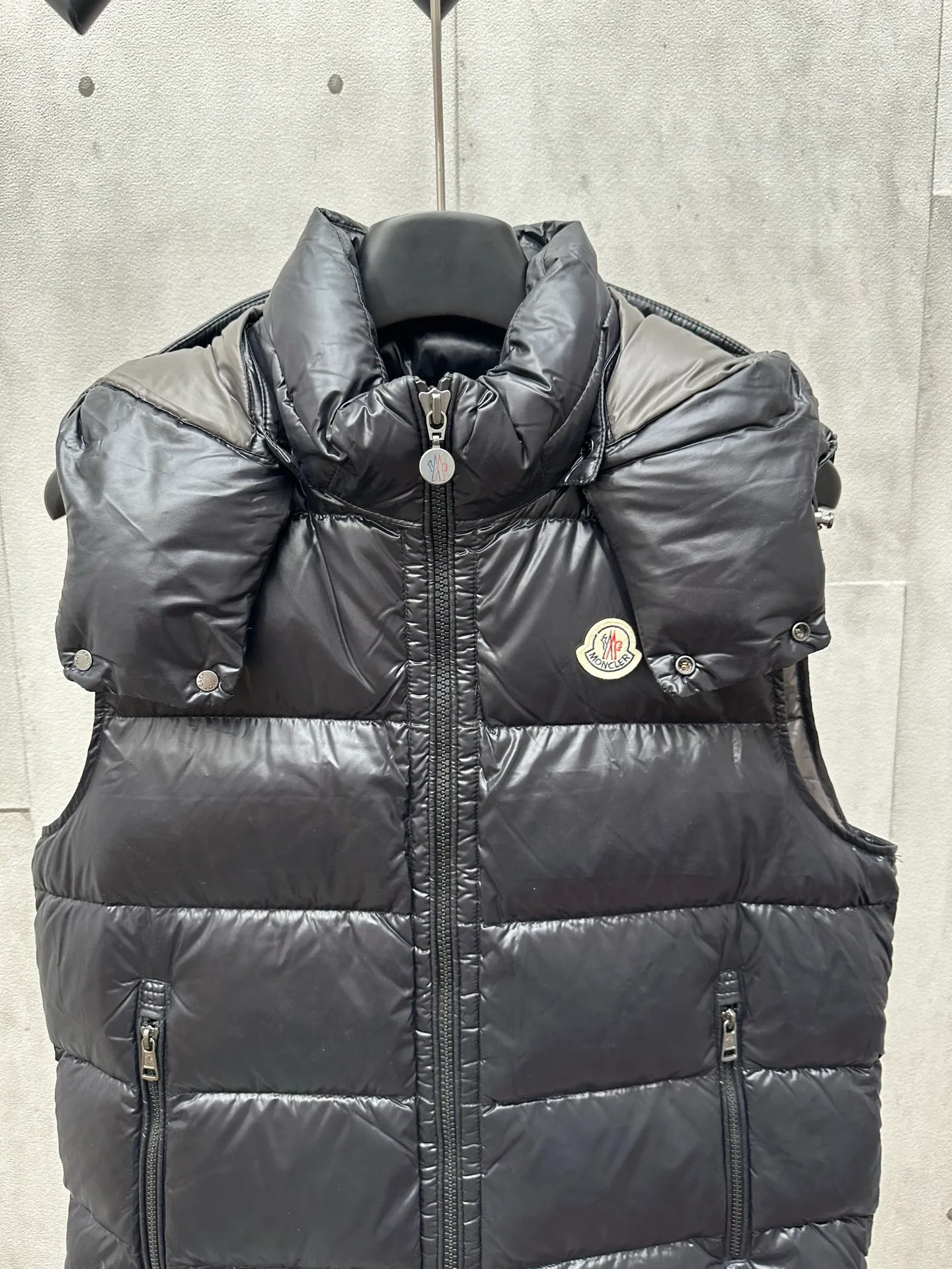 P760 Moncler / Moncler / Moncler short solid color logo high collar down jacket vest Color: black Down: filled with new European standard 90 pure white goose down, high fluffiness, good resilience, two layers of lining, no velvet running, permeable velvet, providing a high thermal insulation effect.           Fabric: 400D bright nylon, anti-fouling, anti-wrinkle, waterproof and windproof, very wear-resistant, breathable and comfortable.           Embroidery: Straight lines, smooth curves, dense and neat stitches, no jagged edges, flat embroidery surface, no skewed threads, consistent stitch length, no bottom exposed, no overlap, smooth embroidery surface, no ink marks and other stains. Advanced imported embroidery machines are used to ensure embroidery quality.