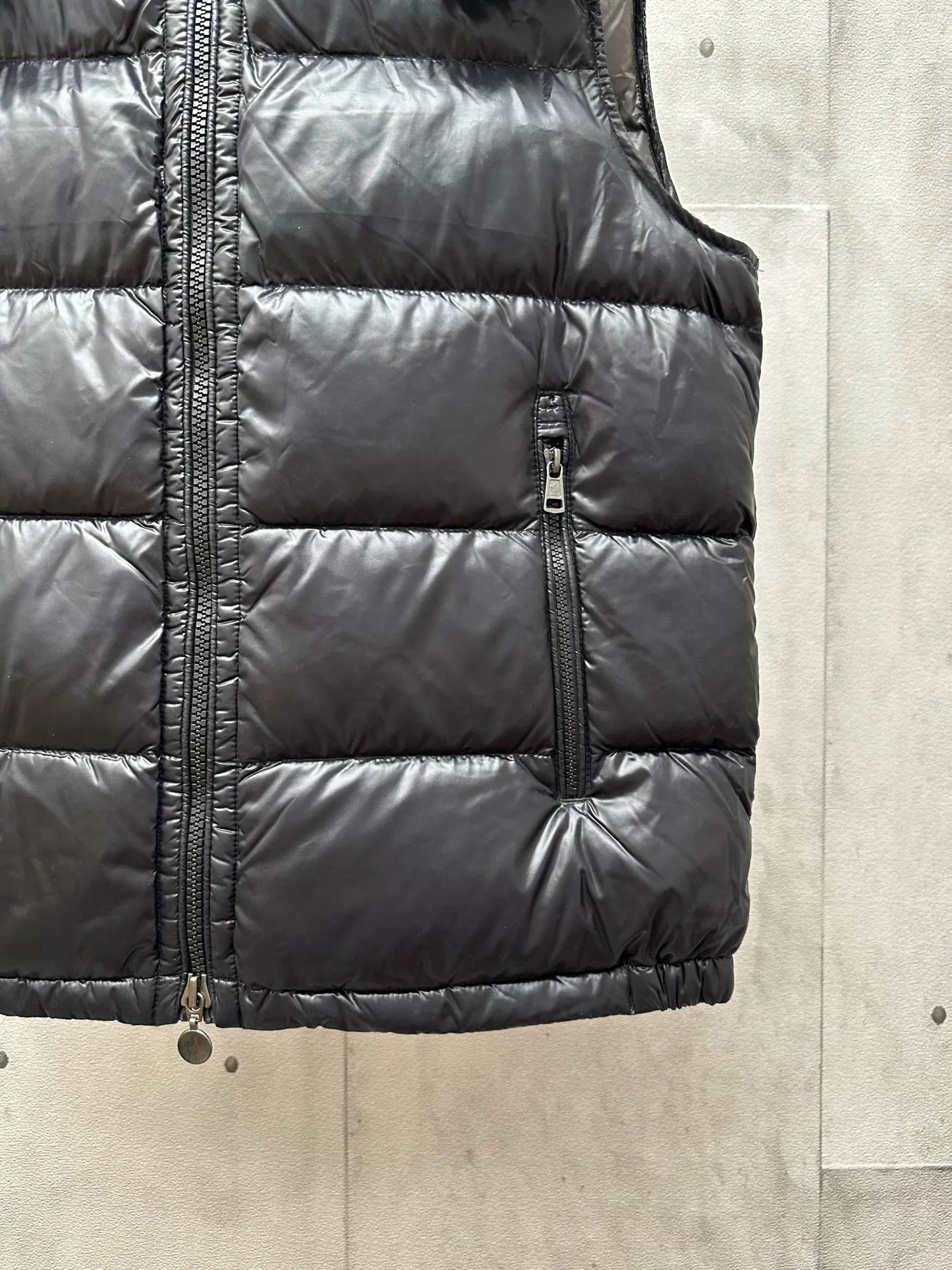 P760 Moncler / Moncler / Moncler short solid color logo high collar down jacket vest Color: black Down: filled with new European standard 90 pure white goose down, high fluffiness, good resilience, two layers of lining, no velvet running, permeable velvet, providing a high thermal insulation effect.           Fabric: 400D bright nylon, anti-fouling, anti-wrinkle, waterproof and windproof, very wear-resistant, breathable and comfortable.           Embroidery: Straight lines, smooth curves, dense and neat stitches, no jagged edges, flat embroidery surface, no skewed threads, consistent stitch length, no bottom exposed, no overlap, smooth embroidery surface, no ink marks and other stains. Advanced imported embroidery machines are used to ensure embroidery quality.