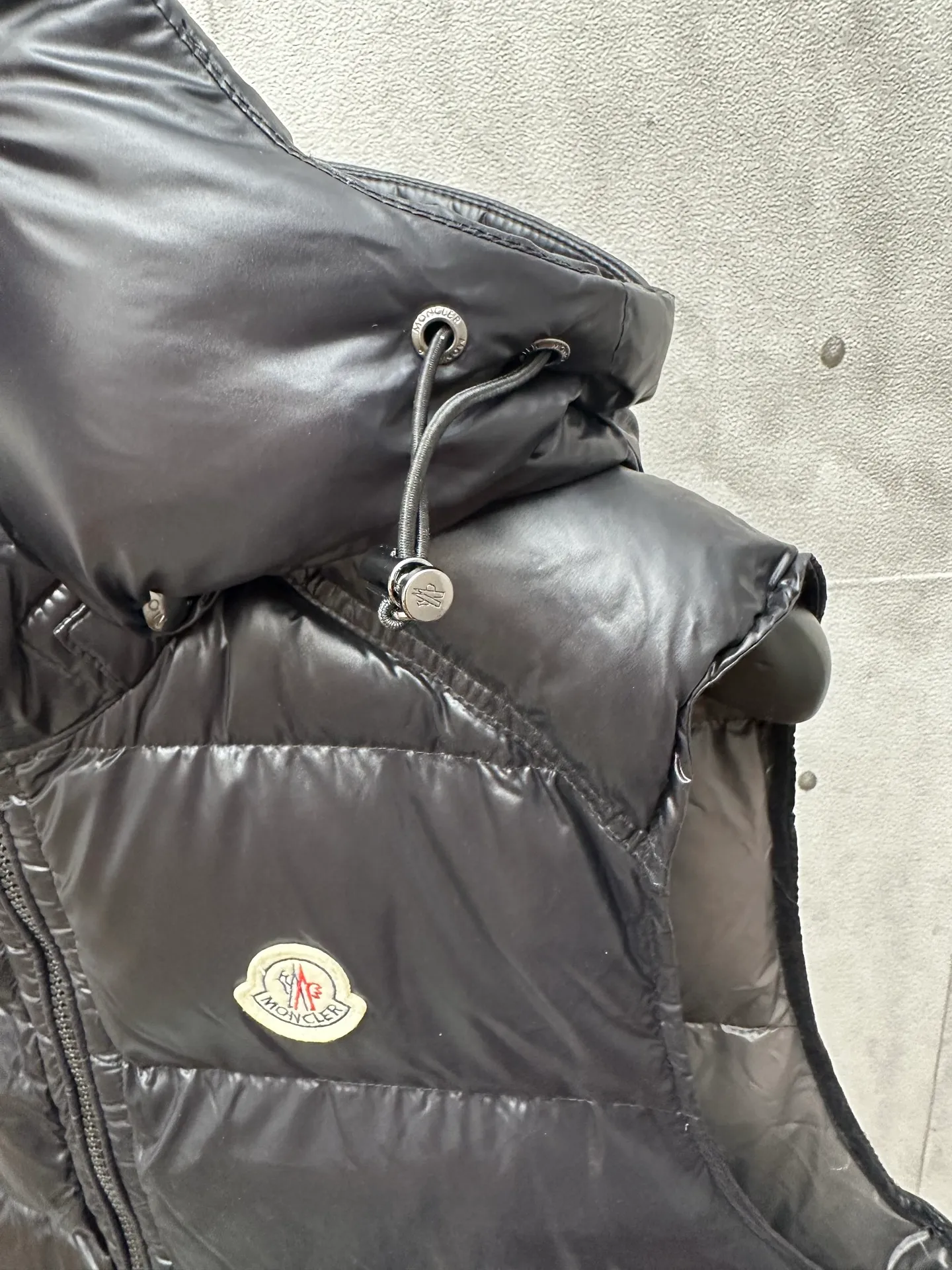 P760 Moncler / Moncler / Moncler short solid color logo high collar down jacket vest Color: black Down: filled with new European standard 90 pure white goose down, high fluffiness, good resilience, two layers of lining, no velvet running, permeable velvet, providing a high thermal insulation effect.           Fabric: 400D bright nylon, anti-fouling, anti-wrinkle, waterproof and windproof, very wear-resistant, breathable and comfortable.           Embroidery: Straight lines, smooth curves, dense and neat stitches, no jagged edges, flat embroidery surface, no skewed threads, consistent stitch length, no bottom exposed, no overlap, smooth embroidery surface, no ink marks and other stains. Advanced imported embroidery machines are used to ensure embroidery quality.