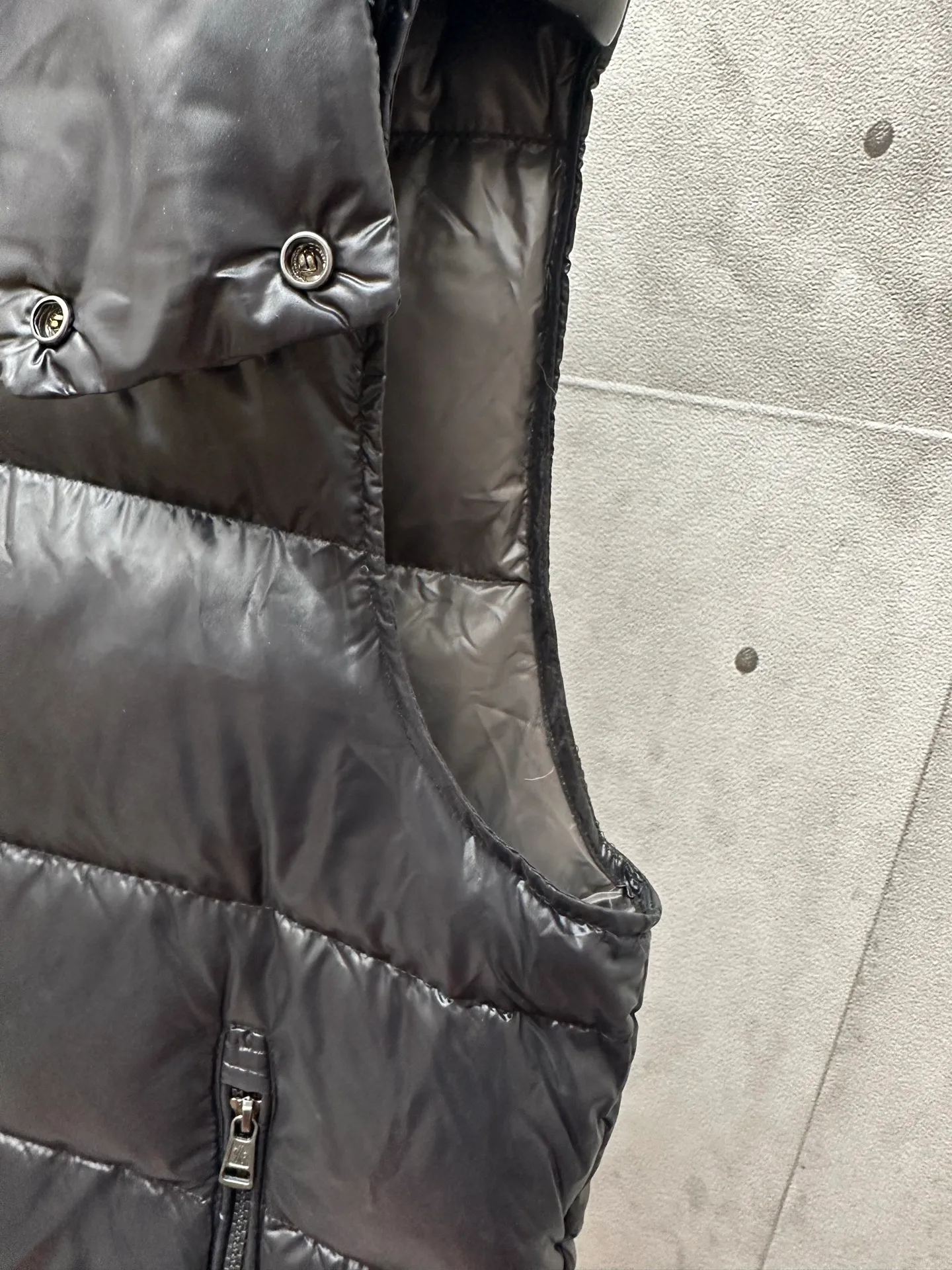P760 Moncler / Moncler / Moncler short solid color logo high collar down jacket vest Color: black Down: filled with new European standard 90 pure white goose down, high fluffiness, good resilience, two layers of lining, no velvet running, permeable velvet, providing a high thermal insulation effect.           Fabric: 400D bright nylon, anti-fouling, anti-wrinkle, waterproof and windproof, very wear-resistant, breathable and comfortable.           Embroidery: Straight lines, smooth curves, dense and neat stitches, no jagged edges, flat embroidery surface, no skewed threads, consistent stitch length, no bottom exposed, no overlap, smooth embroidery surface, no ink marks and other stains. Advanced imported embroidery machines are used to ensure embroidery quality.