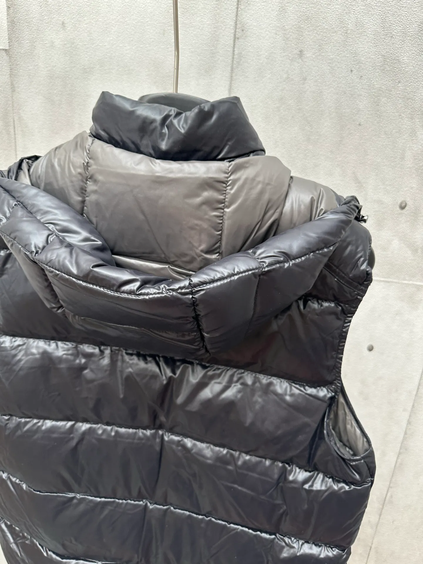 P760 Moncler / Moncler / Moncler short solid color logo high collar down jacket vest Color: black Down: filled with new European standard 90 pure white goose down, high fluffiness, good resilience, two layers of lining, no velvet running, permeable velvet, providing a high thermal insulation effect.           Fabric: 400D bright nylon, anti-fouling, anti-wrinkle, waterproof and windproof, very wear-resistant, breathable and comfortable.           Embroidery: Straight lines, smooth curves, dense and neat stitches, no jagged edges, flat embroidery surface, no skewed threads, consistent stitch length, no bottom exposed, no overlap, smooth embroidery surface, no ink marks and other stains. Advanced imported embroidery machines are used to ensure embroidery quality.