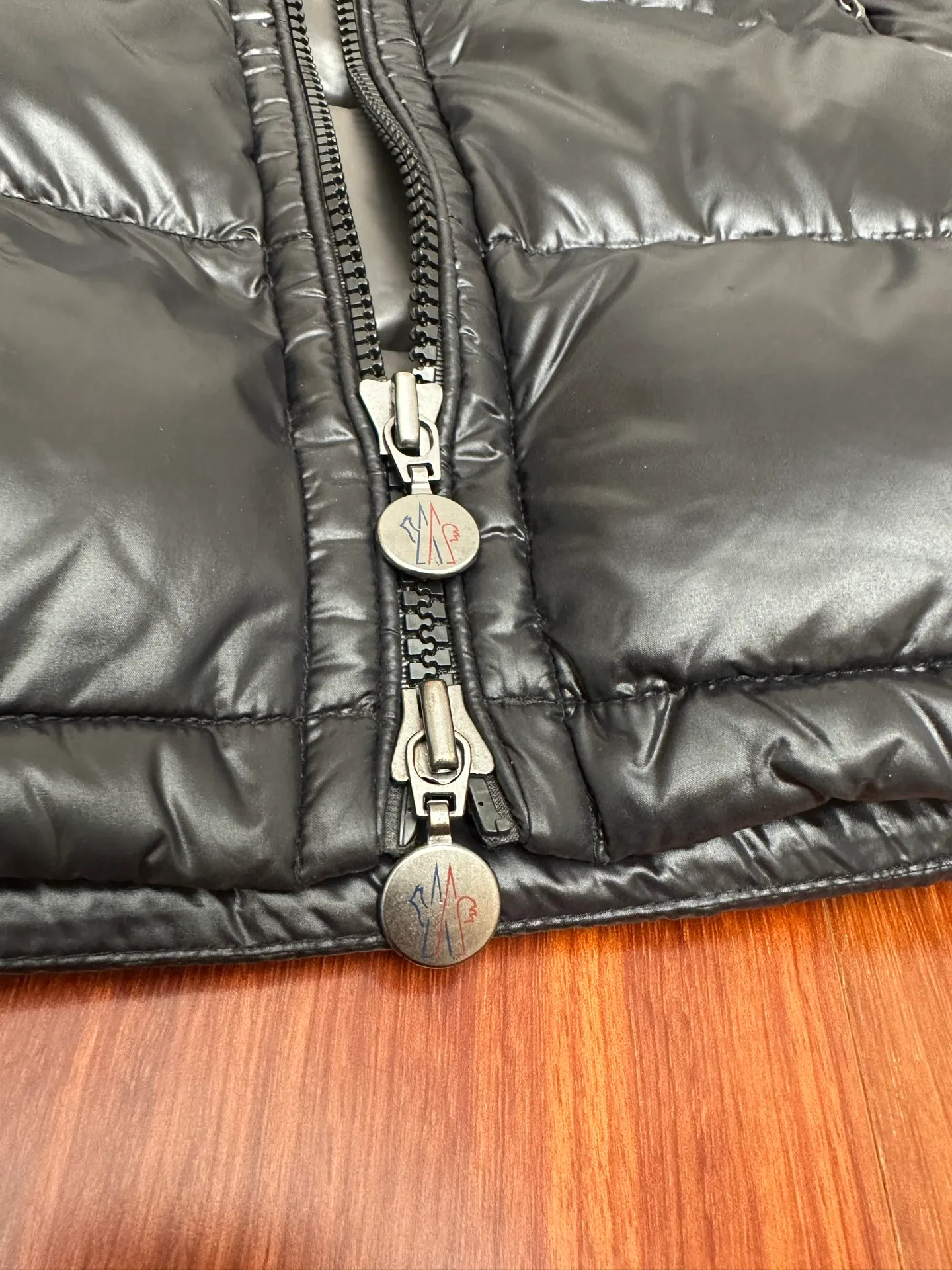 P760 Moncler / Moncler / Moncler short solid color logo high collar down jacket vest Color: black Down: filled with new European standard 90 pure white goose down, high fluffiness, good resilience, two layers of lining, no velvet running, permeable velvet, providing a high thermal insulation effect.           Fabric: 400D bright nylon, anti-fouling, anti-wrinkle, waterproof and windproof, very wear-resistant, breathable and comfortable.           Embroidery: Straight lines, smooth curves, dense and neat stitches, no jagged edges, flat embroidery surface, no skewed threads, consistent stitch length, no bottom exposed, no overlap, smooth embroidery surface, no ink marks and other stains. Advanced imported embroidery machines are used to ensure embroidery quality.