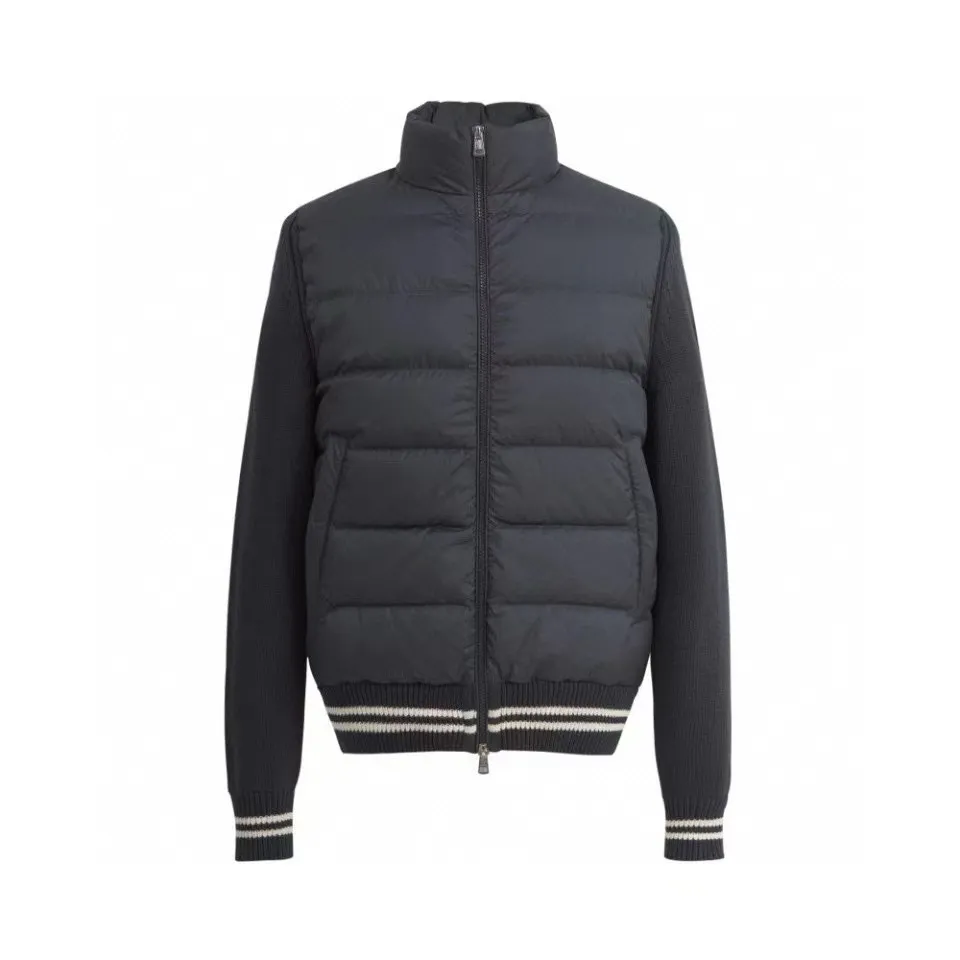 P830 [Exclusive supply] Moncler logo wool splicing down jacket (navy blue) is famous for its high-quality white duck down filling, with a down filling capacity of 110g, and excellent warmth retention effect. At the same time, the sweater is made of wool, cashmere and other natural fibers, which are soft, comfortable and skin-friendly. The fabric is made of high-density woven 100% polyester fiber, with a thickness of 0.08mm to avoid increasing the overall weight and being smooth. The high-density woven structure forms a wind resistance layer to protect the thermal efficiency of the thermal layer from loss. It can also withstand the expansion pressure of down and prevent deformation and damage after long-term use. The splicing design of sweaters and down jackets not only retains the thermal performance of down jackets, but also incorporates the fashion elements of sweaters, making the overall garment both practical and fashionable. The sweaters and down jackets are carefully spliced ​​to ensure comfortable wearing and are not prone to threading or velvet loss. The high collar design not only provides excellent thermal insulation effect, but also adds a unique sense of fashion, allowing the wearer to maintain style in the cold season. The stripes decorating the cuffs and hem are like bright brush strokes, embellished on the navy blue down jacket, injecting vitality and movement into the overall look, making the clothing more eye-catching. Size:1-2-3-4