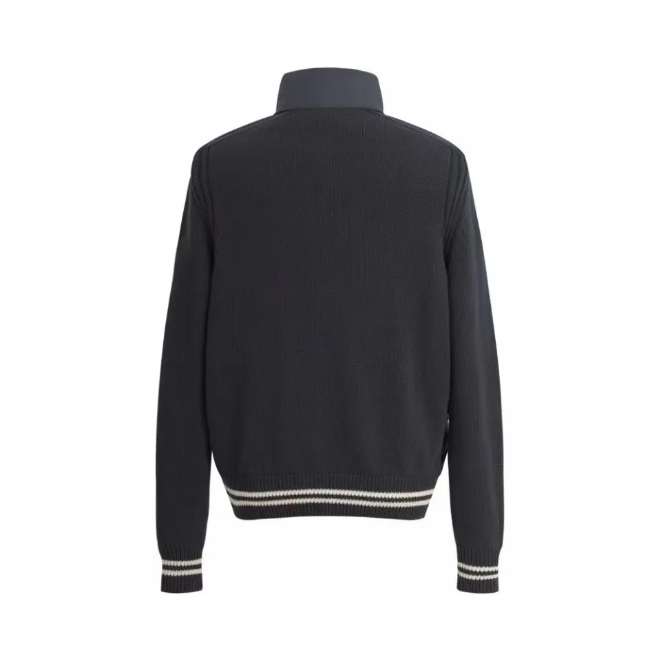 P830 [Exclusive supply] Moncler logo wool splicing down jacket (navy blue) is famous for its high-quality white duck down filling, with a down filling capacity of 110g, and excellent warmth retention effect. At the same time, the sweater is made of wool, cashmere and other natural fibers, which are soft, comfortable and skin-friendly. The fabric is made of high-density woven 100% polyester fiber, with a thickness of 0.08mm to avoid increasing the overall weight and being smooth. The high-density woven structure forms a wind resistance layer to protect the thermal efficiency of the thermal layer from loss. It can also withstand the expansion pressure of down and prevent deformation and damage after long-term use. The splicing design of sweaters and down jackets not only retains the thermal performance of down jackets, but also incorporates the fashion elements of sweaters, making the overall garment both practical and fashionable. The sweaters and down jackets are carefully spliced ​​to ensure comfortable wearing and are not prone to threading or velvet loss. The high collar design not only provides excellent thermal insulation effect, but also adds a unique sense of fashion, allowing the wearer to maintain style in the cold season. The stripes decorating the cuffs and hem are like bright brush strokes, embellished on the navy blue down jacket, injecting vitality and movement into the overall look, making the clothing more eye-catching. Size:1-2-3-4