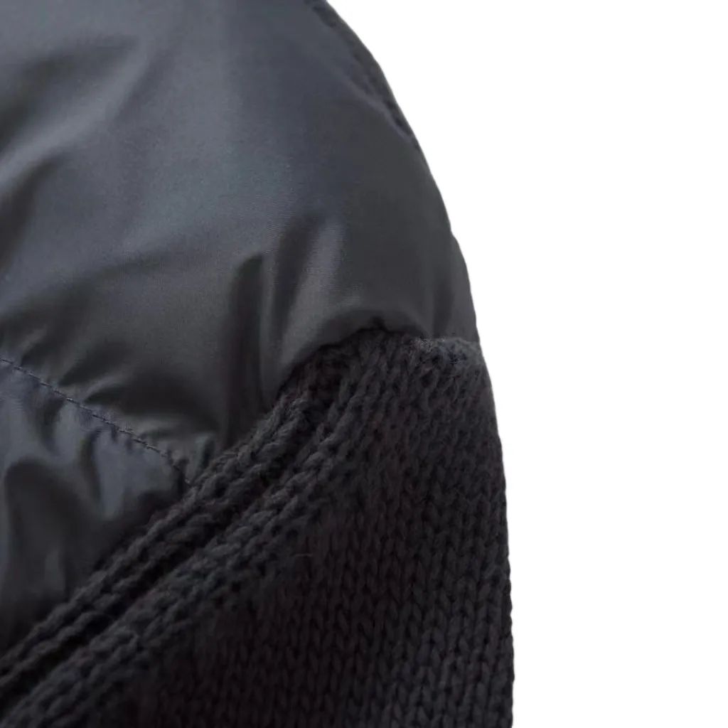 P830 [Exclusive supply] Moncler logo wool splicing down jacket (navy blue) is famous for its high-quality white duck down filling, with a down filling capacity of 110g, and excellent warmth retention effect. At the same time, the sweater is made of wool, cashmere and other natural fibers, which are soft, comfortable and skin-friendly. The fabric is made of high-density woven 100% polyester fiber, with a thickness of 0.08mm to avoid increasing the overall weight and being smooth. The high-density woven structure forms a wind resistance layer to protect the thermal efficiency of the thermal layer from loss. It can also withstand the expansion pressure of down and prevent deformation and damage after long-term use. The splicing design of sweaters and down jackets not only retains the thermal performance of down jackets, but also incorporates the fashion elements of sweaters, making the overall garment both practical and fashionable. The sweaters and down jackets are carefully spliced ​​to ensure comfortable wearing and are not prone to threading or velvet loss. The high collar design not only provides excellent thermal insulation effect, but also adds a unique sense of fashion, allowing the wearer to maintain style in the cold season. The stripes decorating the cuffs and hem are like bright brush strokes, embellished on the navy blue down jacket, injecting vitality and movement into the overall look, making the clothing more eye-catching. Size:1-2-3-4
