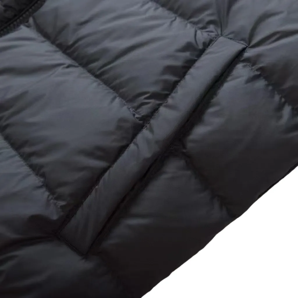 P830 [Exclusive supply] Moncler logo wool splicing down jacket (navy blue) is famous for its high-quality white duck down filling, with a down filling capacity of 110g, and excellent warmth retention effect. At the same time, the sweater is made of wool, cashmere and other natural fibers, which are soft, comfortable and skin-friendly. The fabric is made of high-density woven 100% polyester fiber, with a thickness of 0.08mm to avoid increasing the overall weight and being smooth. The high-density woven structure forms a wind resistance layer to protect the thermal efficiency of the thermal layer from loss. It can also withstand the expansion pressure of down and prevent deformation and damage after long-term use. The splicing design of sweaters and down jackets not only retains the thermal performance of down jackets, but also incorporates the fashion elements of sweaters, making the overall garment both practical and fashionable. The sweaters and down jackets are carefully spliced ​​to ensure comfortable wearing and are not prone to threading or velvet loss. The high collar design not only provides excellent thermal insulation effect, but also adds a unique sense of fashion, allowing the wearer to maintain style in the cold season. The stripes decorating the cuffs and hem are like bright brush strokes, embellished on the navy blue down jacket, injecting vitality and movement into the overall look, making the clothing more eye-catching. Size:1-2-3-4