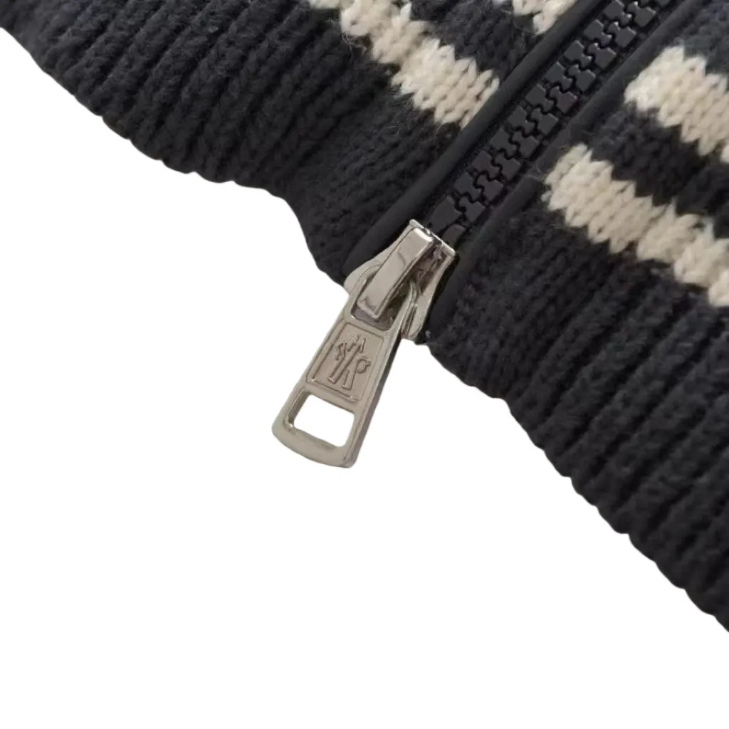 P830 [Exclusive supply] Moncler logo wool splicing down jacket (navy blue) is famous for its high-quality white duck down filling, with a down filling capacity of 110g, and excellent warmth retention effect. At the same time, the sweater is made of wool, cashmere and other natural fibers, which are soft, comfortable and skin-friendly. The fabric is made of high-density woven 100% polyester fiber, with a thickness of 0.08mm to avoid increasing the overall weight and being smooth. The high-density woven structure forms a wind resistance layer to protect the thermal efficiency of the thermal layer from loss. It can also withstand the expansion pressure of down and prevent deformation and damage after long-term use. The splicing design of sweaters and down jackets not only retains the thermal performance of down jackets, but also incorporates the fashion elements of sweaters, making the overall garment both practical and fashionable. The sweaters and down jackets are carefully spliced ​​to ensure comfortable wearing and are not prone to threading or velvet loss. The high collar design not only provides excellent thermal insulation effect, but also adds a unique sense of fashion, allowing the wearer to maintain style in the cold season. The stripes decorating the cuffs and hem are like bright brush strokes, embellished on the navy blue down jacket, injecting vitality and movement into the overall look, making the clothing more eye-catching. Size:1-2-3-4