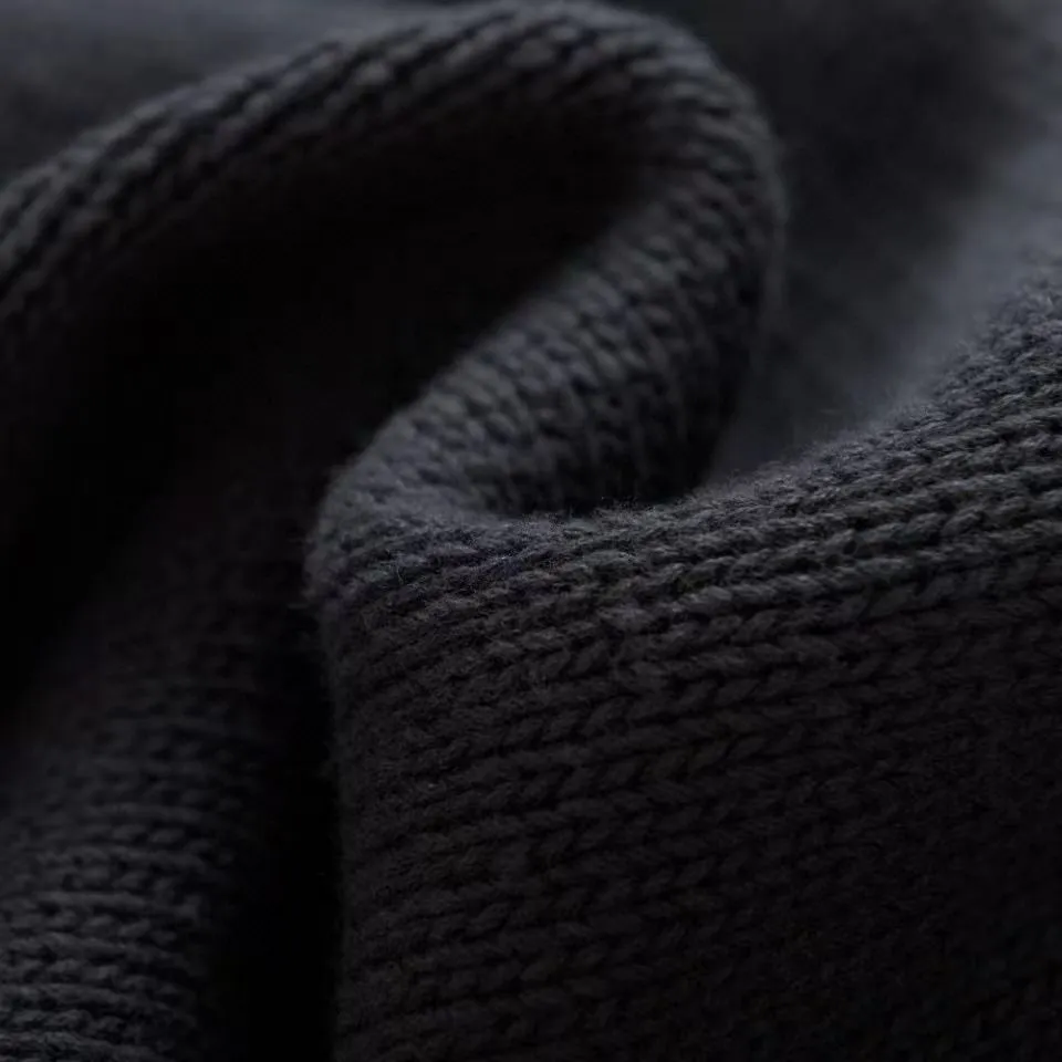 P830 [Exclusive supply] Moncler logo wool splicing down jacket (navy blue) is famous for its high-quality white duck down filling, with a down filling capacity of 110g, and excellent warmth retention effect. At the same time, the sweater is made of wool, cashmere and other natural fibers, which are soft, comfortable and skin-friendly. The fabric is made of high-density woven 100% polyester fiber, with a thickness of 0.08mm to avoid increasing the overall weight and being smooth. The high-density woven structure forms a wind resistance layer to protect the thermal efficiency of the thermal layer from loss. It can also withstand the expansion pressure of down and prevent deformation and damage after long-term use. The splicing design of sweaters and down jackets not only retains the thermal performance of down jackets, but also incorporates the fashion elements of sweaters, making the overall garment both practical and fashionable. The sweaters and down jackets are carefully spliced ​​to ensure comfortable wearing and are not prone to threading or velvet loss. The high collar design not only provides excellent thermal insulation effect, but also adds a unique sense of fashion, allowing the wearer to maintain style in the cold season. The stripes decorating the cuffs and hem are like bright brush strokes, embellished on the navy blue down jacket, injecting vitality and movement into the overall look, making the clothing more eye-catching. Size:1-2-3-4